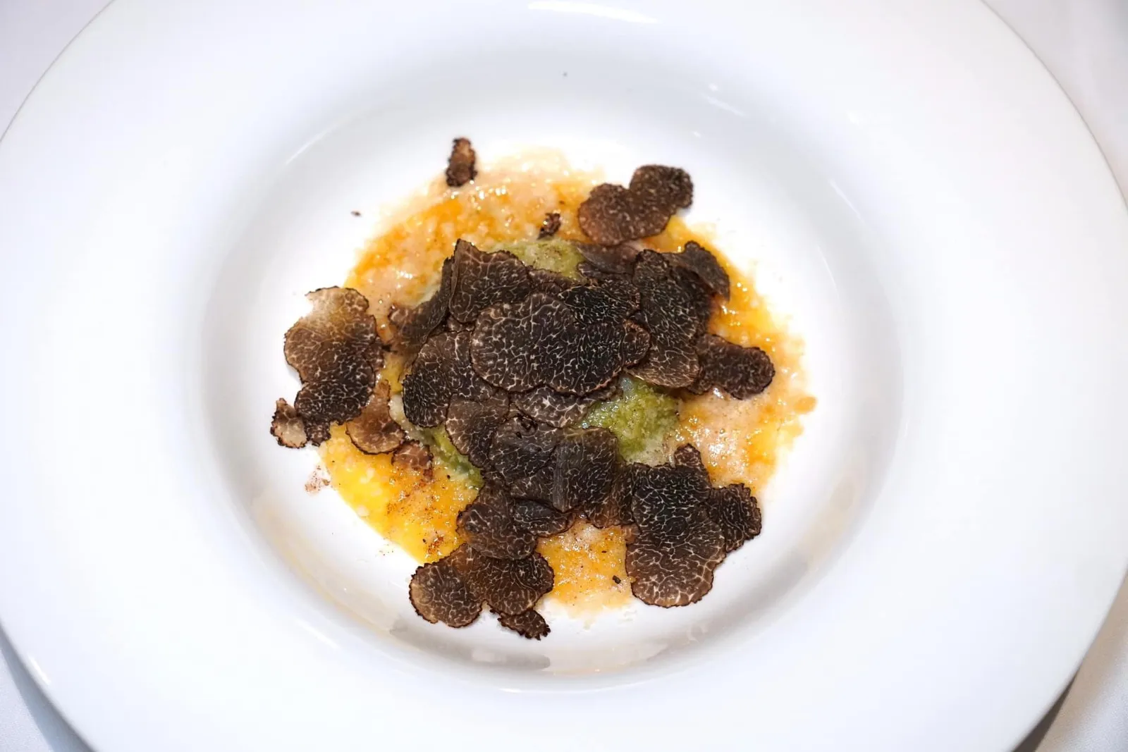 Raviolo Del San Domenico (1,300++) Egg in Raviolo, Ricotta & Spinach, Noisette Butter, Parmigiano Reggiano & Black Truffle Melanosporum Uovo in Raviolo หรือ Egg in Raviolo เป็นเมนูระดับตำนานที่คิดค้นโดยห้องอาหาร San Domenico ระดับ 2 MICHELIN Stars ในเมือง Imola ตั้งแต่ปี ค.ศ. 1974 และกลายมาเป็นไอคอนของอาหารอิตาลีระดับสูงมาจนถึงปัจจุบัน เชฟ Lenzi ตัังใจนำเสนอออกมาโดยใช้สูตรดั้งเดิมของ San Domenico เพื่อให้มีความใกล้เคียงต้นตำรับมากที่สุด (16/20)