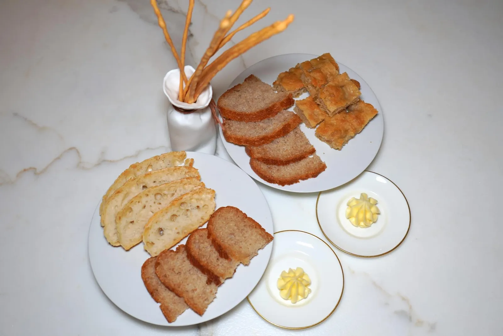 Bread ขนมปังเสิร์ฟมาหลากหลายอย่างพร้อม ๆ กันมีทั้ง White Bread, Black Bread, Focaccia, Grissini