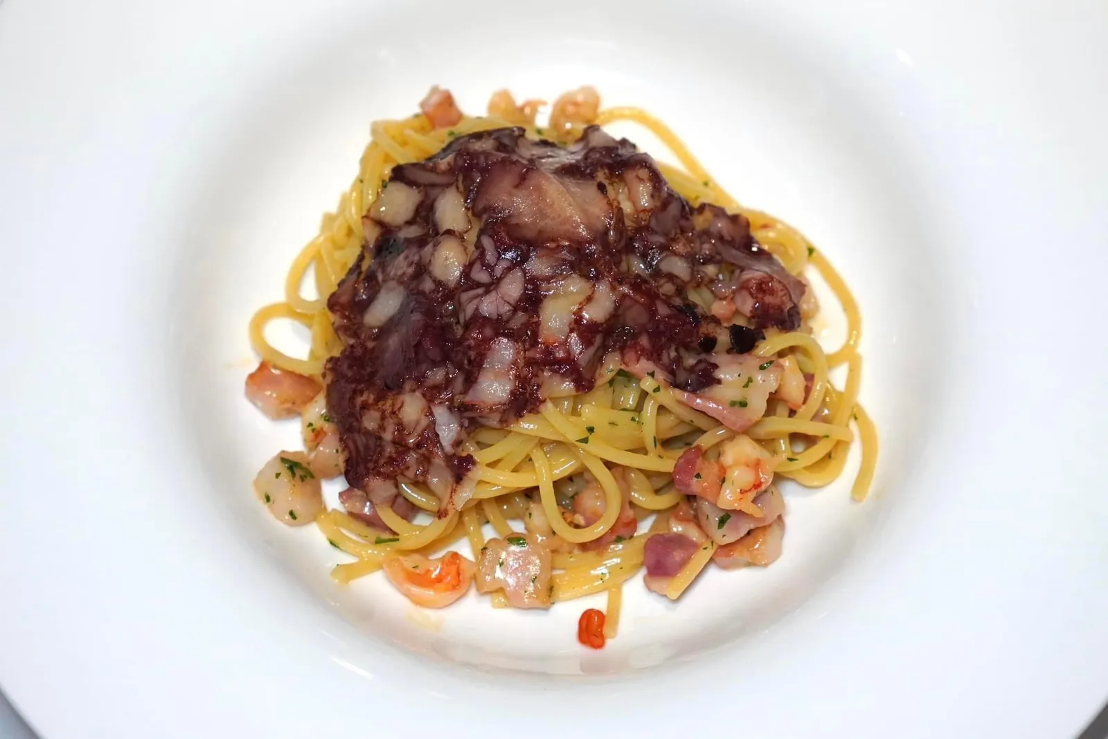 Spaghetti Alla Lenzi (580++) Lenzi's Spaghetti, Garlic, Chilli, Pork Belly, Tiger Prawns, Topped with A Slice of Blood Pudding Ham เมนู Signature Dish ของเชฟ Lenzi เป็นพาสต้าเส้นปาเก็ตตี้ที่คลุกเคล้ามากับกระเทียม พริก หมูสามชั้น และกุ้งลายเสือ ไฮไลท์คือการท็อปด้านบนด้วยไส้กรอกเลือดฝานเป็นแผ่นบางเสริมกลิ่นหอมและความเค็มนัวให้กับจานได้อย่างไร้ที่ติ (15/20)