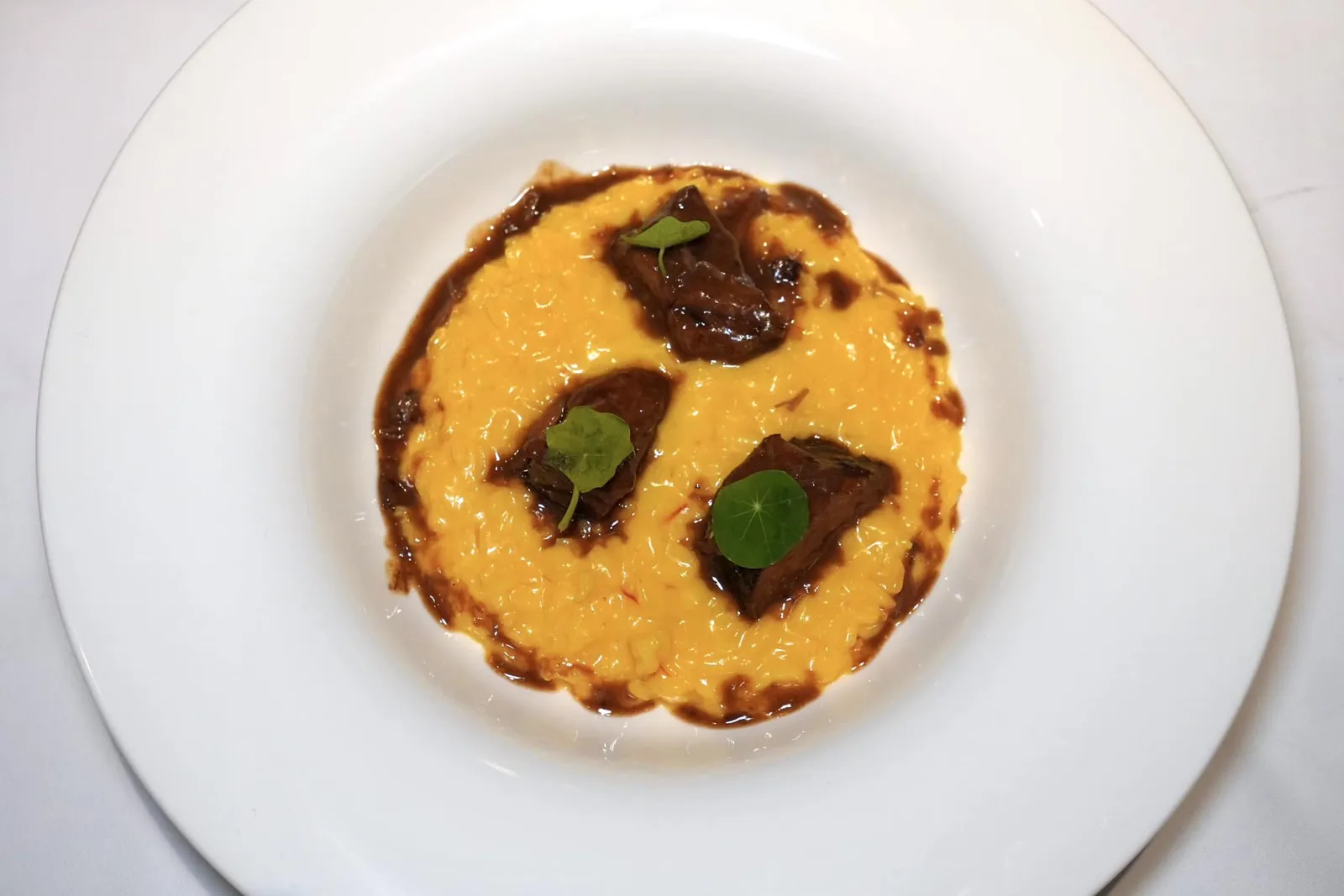 Risotto Allo Zafferano Con Maiale Brasato (950++) Slow-Cooked Carnaroli Rice with Saffron & 48-Hours Braised Iberian Pork Neck รีซอตโต้หญ้าฝรั่นเป็นเมนูที่นิยมกันในแคว้น Lombardy ทางตอนเหนือ เมบ็ดข้างสุกกำลังดี หอมกลิ่นหญ้าฝรั่นเด่นชัด เสิร์ฟเสิร์ฟมากับเนื้อส่วนคอหมูดำไอบีเรียที่ผ่านการตุ๋นจนนุ่มและซอสรสชาติเข้มข้น (14/20)