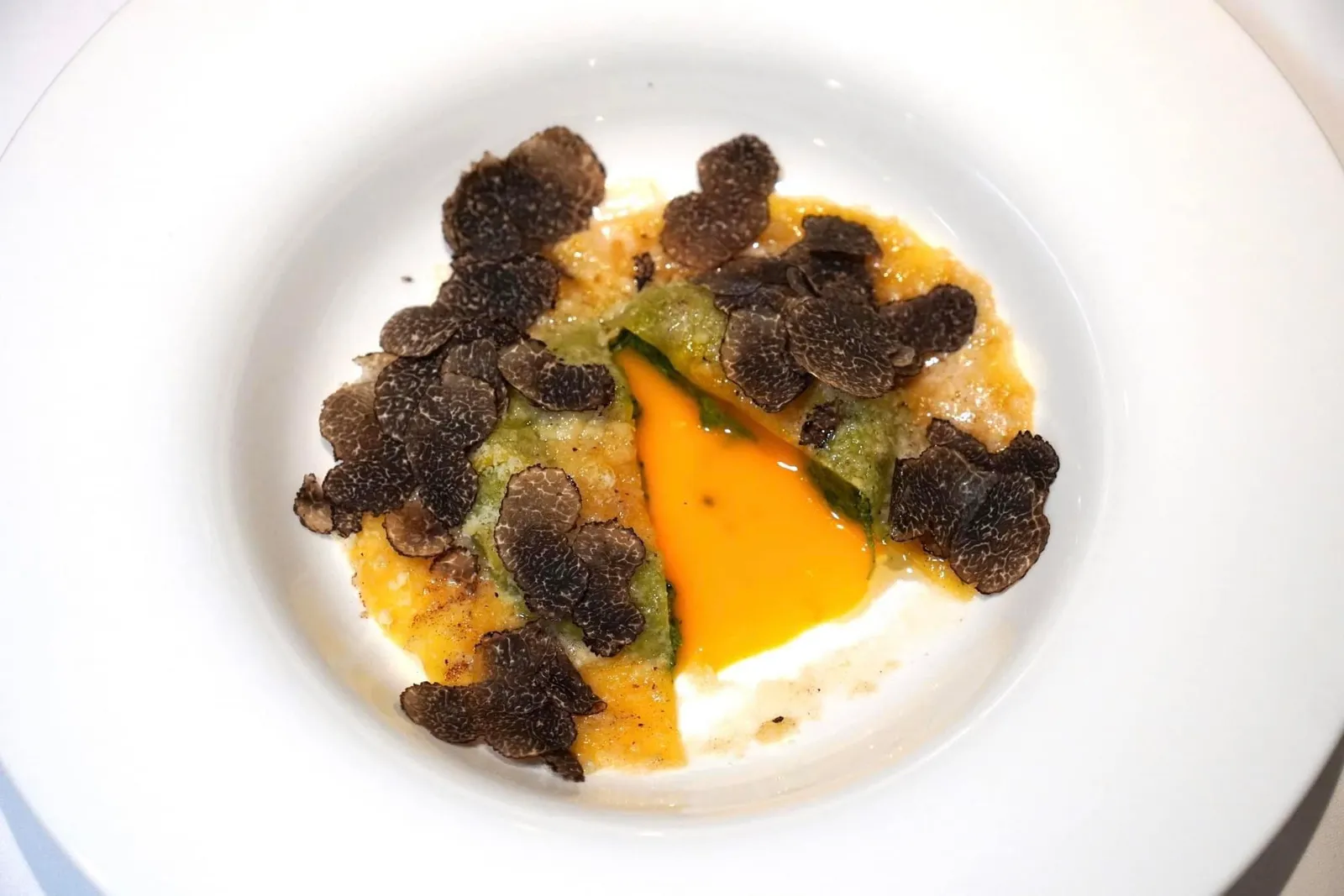 Raviolo Del San Domenico (1,300++) Egg in Raviolo, Ricotta & Spinach, Noisette Butter, Parmigiano Reggiano & Black Truffle Melanosporum ส่วนใครอยากเลือกสั่งมาคู่กันกับ White Truffle แบบสูตรต้นตำรับแท้ ๆ ก็ได้เช่นกัน (16/20)