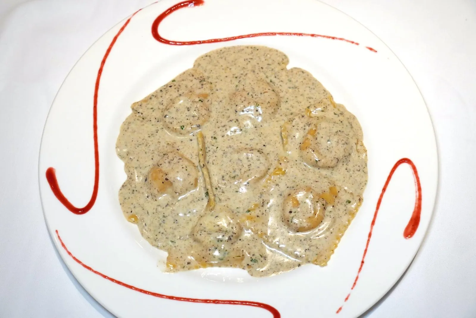 Ravioli Pipieni Di Foie Gras In Salsa Di Tartufo (880++) Homemade Ravioli Stuffed with French Foie Gras, Ricotta, Truffle Emulsion & Strawberry Sauce ราวิโอลีเป็นพาสต้าทรงเกี๊ยว ด้านในสอดไส้ฟัวกราส์ฝรั่งเศส ด้านนอกราดด้วยซอสทรัฟเฟิลหอมมันและครีมมี่ตัดด้วยความเปรี้ยวของซอสสตรอว์เบอร์รี่ที่ผ่านการรีดัคชั่นจนงวด (14/20)