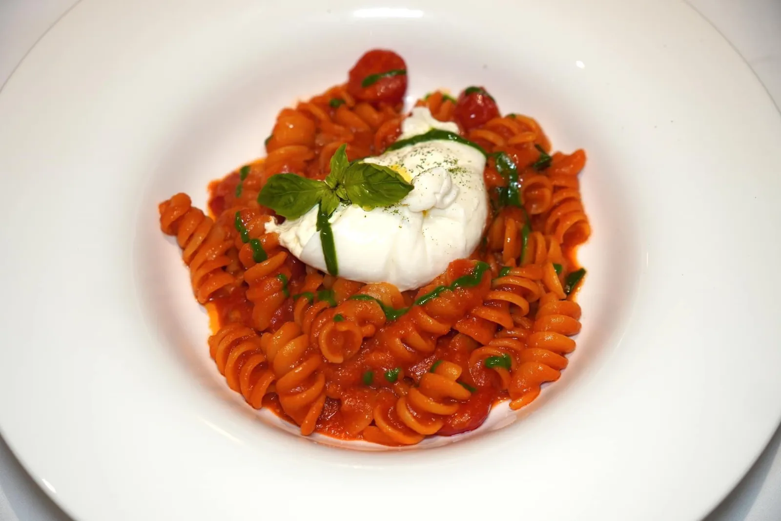 Fusilli Pomodoro E Burrata (580++) Fusilli In Tomato Sauce, Burrata & Basil Fusilli เป็นพาสต้าเส้นเกลียวที่ดึงเอาซอสมะเขือเทศเข้มข้นเข้ามาด้วย เชฟบาลานซ์รสชาติด้วยความฉุนของเบซิลและความครีมมี่ หอม มัน ของชีสบูราต้าชั้นดี (14/20)