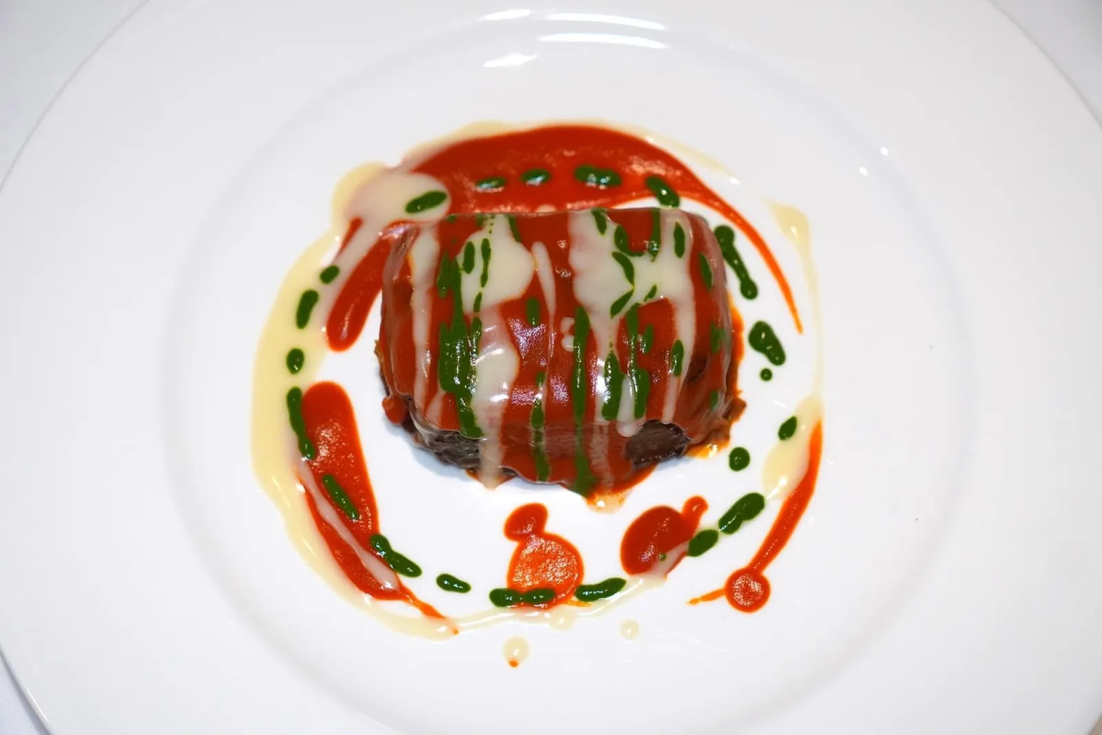 Melanzana Al Forno (520++) Oven-Baked Pressed Eggplant, Light Tomato Sauce, Basil & Aged Parmigiano Fondue เริ่มต้นด้วย Eggplant Parmigiana ซึ่งเป็นเมนูยอดนิยมจากแถบ Campania ทางตอนใต้ของประเทศอิตาลี ชิ้นมะเขือมีความละมุนและครีมมี่มิตัดกันกับความเปรี้ยวอุมามิของซอสมะเขือเทศสีแดง นอกจากนี้ยังมีซอสเบซิลสีเขียวและพามิเจียโนฟองดูสีขาวให้ความเค็มที่กลมกล่อมอีกด้วย (14/20)
