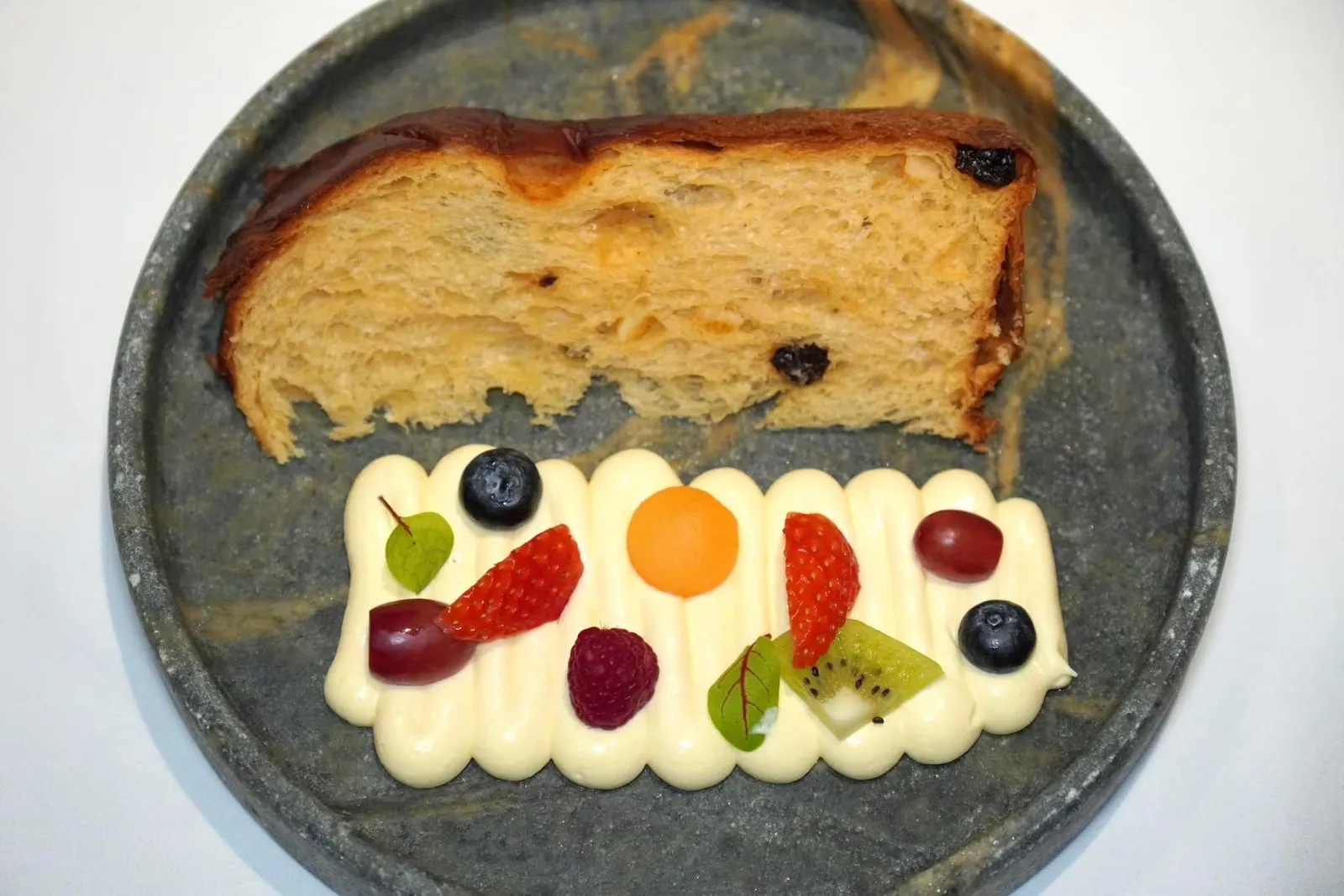 Panettone Tradizionale (350++) Artisanal Home-made Traditional Christmas Panettone, served with Mascarpone Mousse ปิดท้ายด้วย Panettone ซึ่งเป็นขนมปังที่จัดเสิร์ฟเฉพาะช่วงคริสมาสต์เท่านั้น เชฟ Lenzi บอกว่าทางร้านทำขนมปังกันเองทั้งหมดก่อนจะเสิร์ฟมากับมูสมัสคาโปรหอมมันและผลไม้นานาชนิด (14/20)