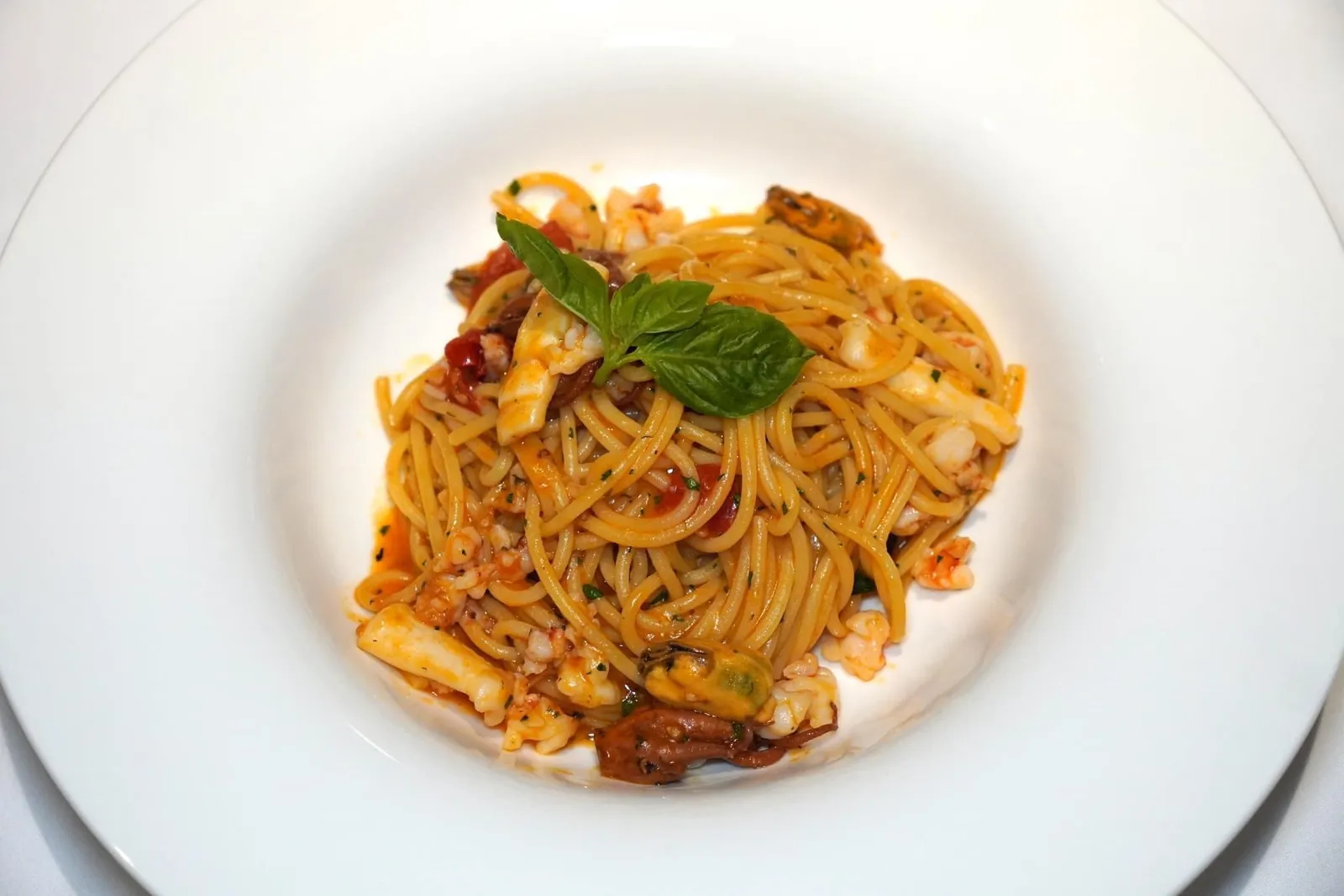 Spaghetti Allo Scoglio Casa Lenzi (720++) Spaghetti In White Wine Sauce, Italian Squid, Tiger Prawns, Baby Octopus, Italian Clams & Cherry Tomatoes สปาเก็ตตี้ในซอสไวน์ขาวเสิร์ฟมาที่ความสุกระดับอัลเด้นเต้พอดิบพอดีควบคู่กันกับอาหารทะเลต่าง ๆ ทั้งหมึกนำเข้า หมึกยักษ์ กุ้งลายเสือ หอยลาย และมะเขือเทศเชอร์รี่นุ่มฉ่ำ (14/20)