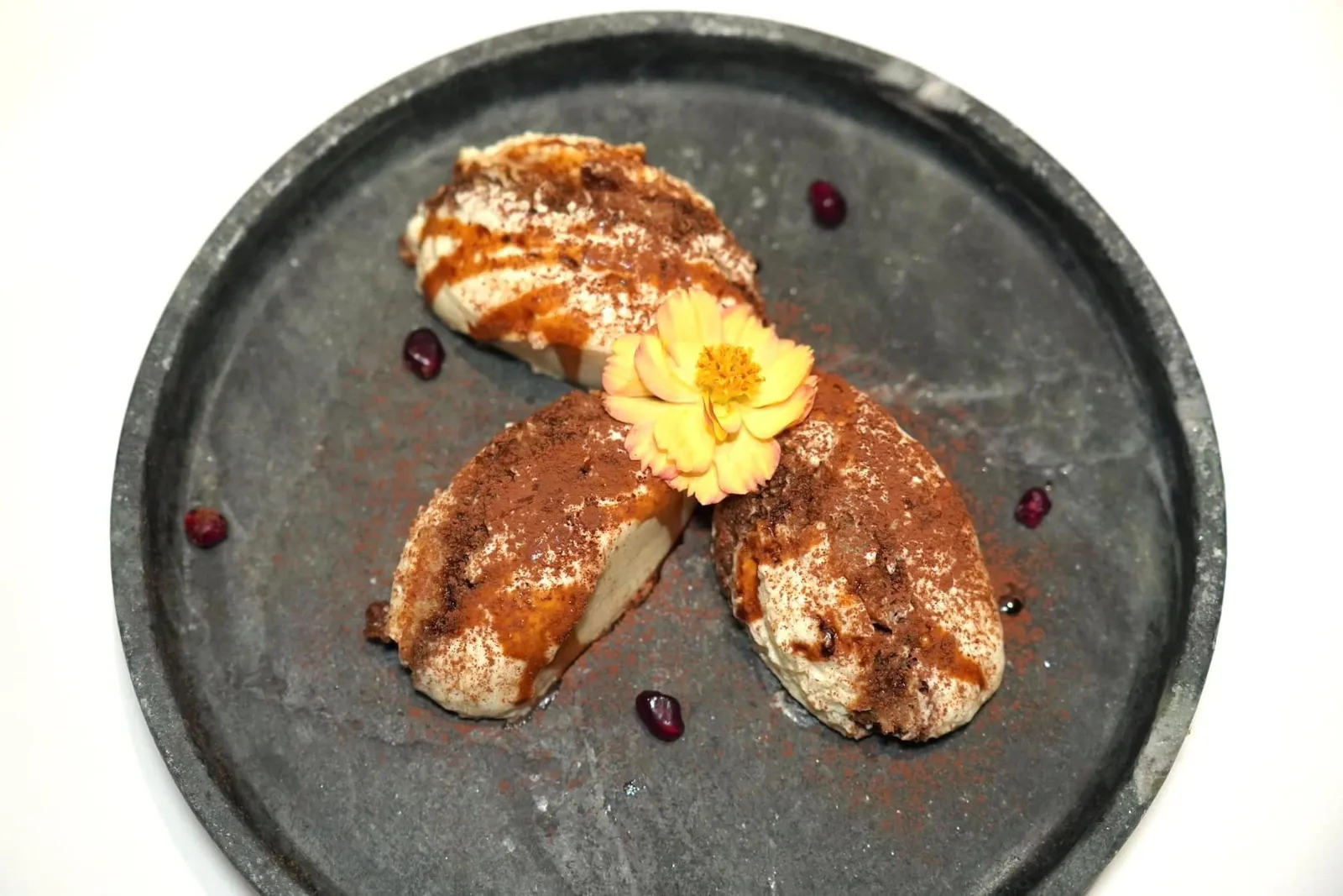 Tiramisù (230++) Quality Coffee Sponge Cake & Chocolate Tiramisù เป็นขนมหวานที่มีต้นกำเนิดมาจากร้าน Le Beccherie ในเมือง Treviso ทางตอนเหนือของประเทศอิตาลี เชฟเสิร์ฟสปองเค้กที่ชุ่มไปด้วยกาแฟล้อมรอบด้วยมัสคาโปนครีม จากนั้นโรยด้วยผงช็อกโกแลต (14/20)