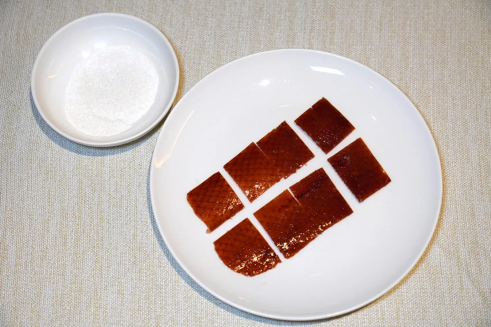 北京式烤鸭(二吃加 50 CNY++) (358 CNY++) Peking Duck (Two Preparation Method - Additional 50 CNY++) จากนั้นเชฟจะเสิร์ฟส่วนหนังอกซึ่งจะเป็นส่วนที่อร่อยที่สุดมาให้รับประทานกับน้ำตาล (16/20)