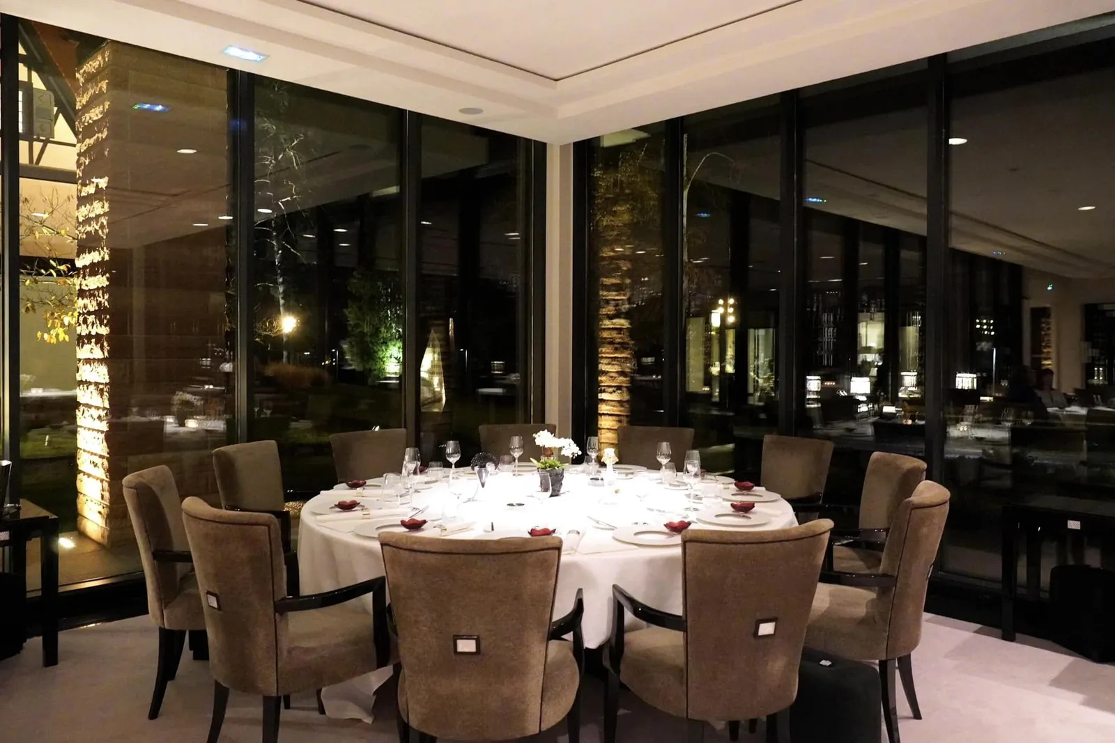 หลังจากที่เขาเปิดร้านอัญมณีเป็นของตัวเอง ณ ย่าน Opéra ในกรุง Paris เขาได้รังสรรค์ผลงานระดับ Masterpiece มากมายโดยอาศัยแรงบันดาลใจจากชนบทในประเทศฝรั่งเศสรวมไปถึงลวดลายธรรมชาติแบบญี่ปุ่น