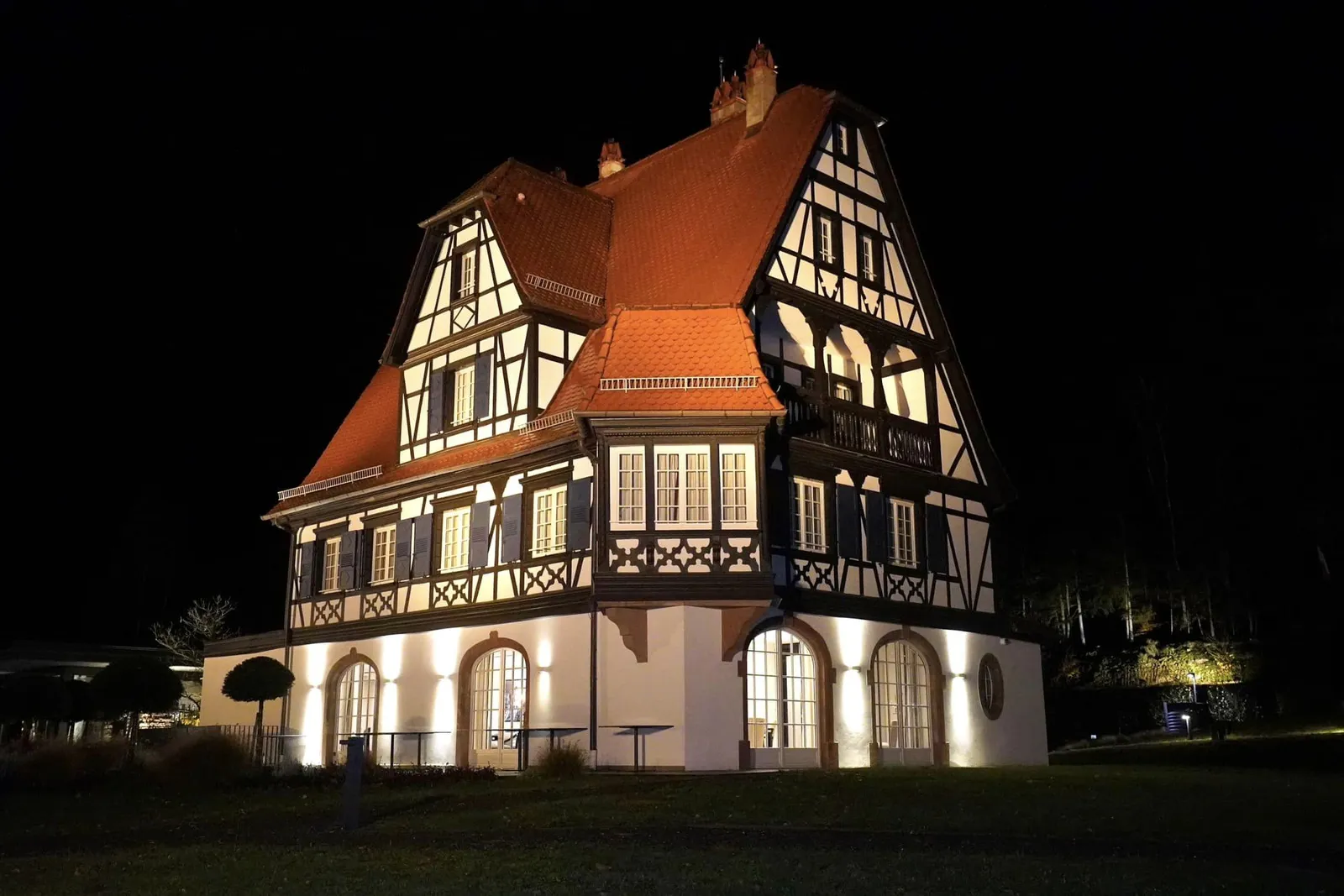 สำหรับโรงแรม Villa René Lalique ออกแบบโดย Lady Tina Green และเพื่อนนักธุรกิจคือคุณ Pietro Mingarelli ประกอบไปด้วยห้อง Suites จำนวน 6 ห้องตั้งชื่อตามรูปแบบคริสตัล Lalique ทั้ง 6 ชนิดคือ Hirondelles (Swallows), Rose, Zeila Panther, Dahlia, Dragon และ Woman Mask