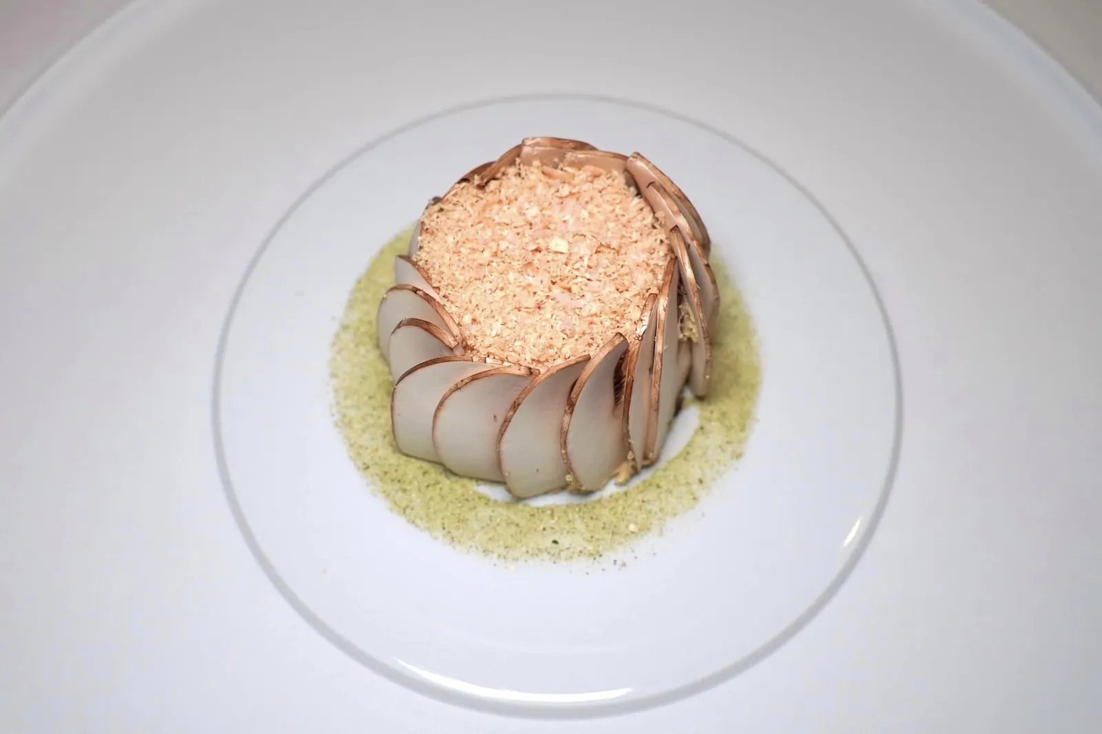 DUCK FOIE GRAS BUTTON MUSHROOMS - LEMONCURD - BRIOCHE นอกจากนี้ยังมีองค์ประกอบของเลมอนเคิร์ดให้รสเปรี้ยวซิตรัสมาตัดกันกับความครีมมี่ของฟัวกราส์ รอบ ๆ คือผงพาสลีย์สีเขียวมีกลิ่นเฉพาะตัวทั้งยังตกแต่งสีสันของจานให้สวยงามมากขึ้น (18/20)