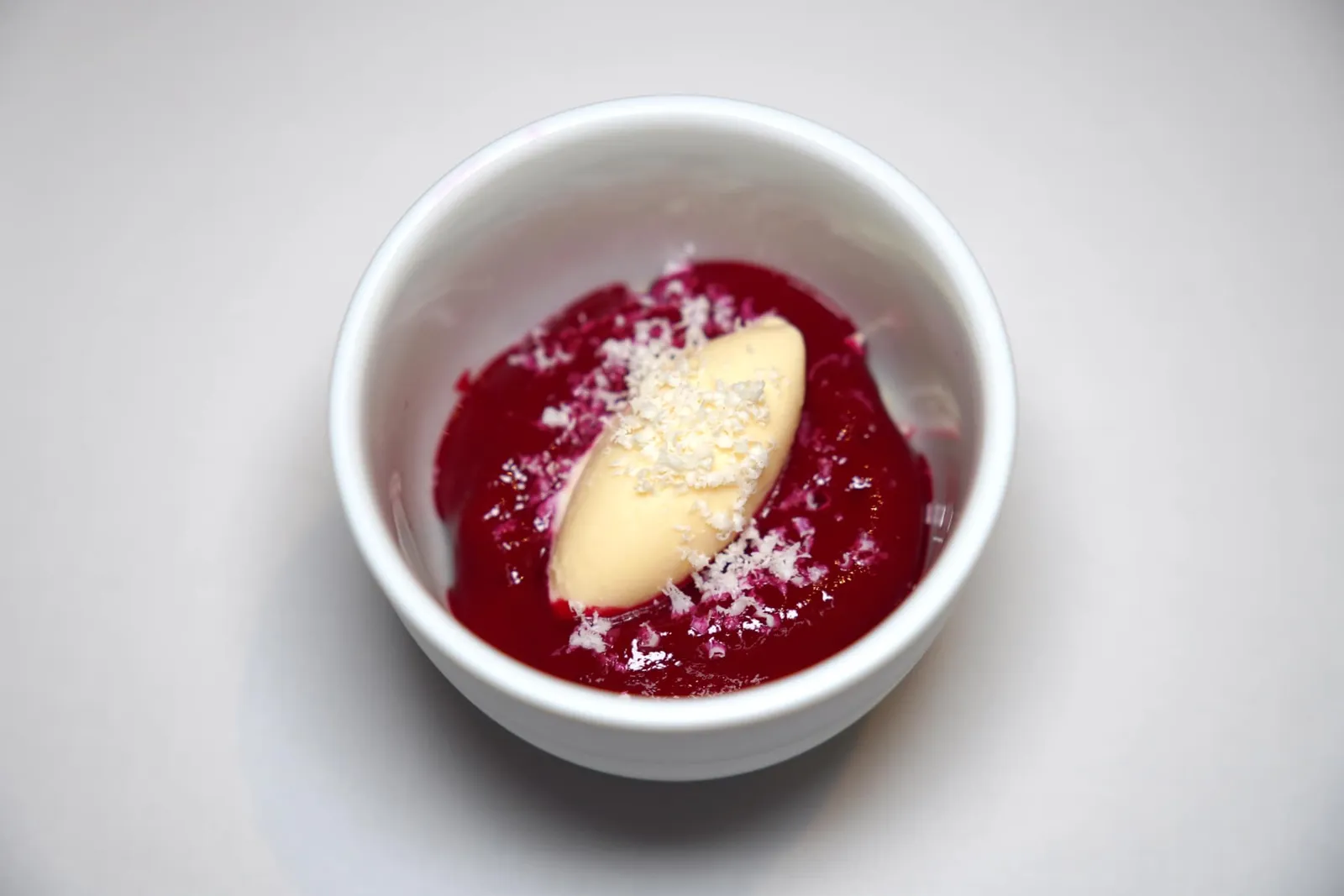 BEETROOT SYMPHONY สุดท้ายคือองค์ประกอบของบีทรูทและแอปเปิ้ลเขียวท็อปด้วยมูสของบีทรูทแดง ด้านบนคือไอศกรีมนมแพะ เชฟยังขูด Raifort ลงไปที่ด้านบนให้ความฉุนช่วยเรียกความสดชื่นและล้างปากได้ลงตัวอย่างน่าตกใจ (18/20)