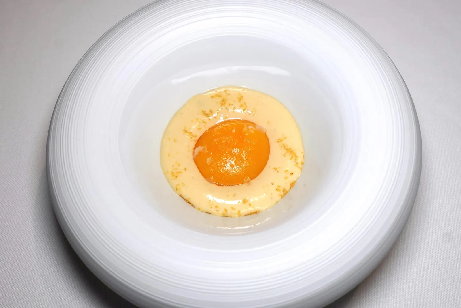 PERFECT EGG MUSTARD - GHERKIN - CAPERS - SPINACH - TARRAGON เริ่มต้นที่สุดยอด Signature Dish ประจำร้านอย่าง Perfect Egg โดยเชฟนำเสนอไข่แดงปรุงให้สุกพอเหมาะที่อุณหภูมิ 62 องศาเซลเซียสด้านบนคือ Shallot หรือหอมแดง รอบ ๆ คือ Mustard Cloud ให้อโรมาฉุนเฉพาะตัว ด้านล่างรองด้วยผักปวยเล้งและเคเปอร์ โทนของรสชาติออกไปทางเปรี้ยวเพื่อให้ช่วยกระตุ้นน้ำย่อยได้ดี (17/20)