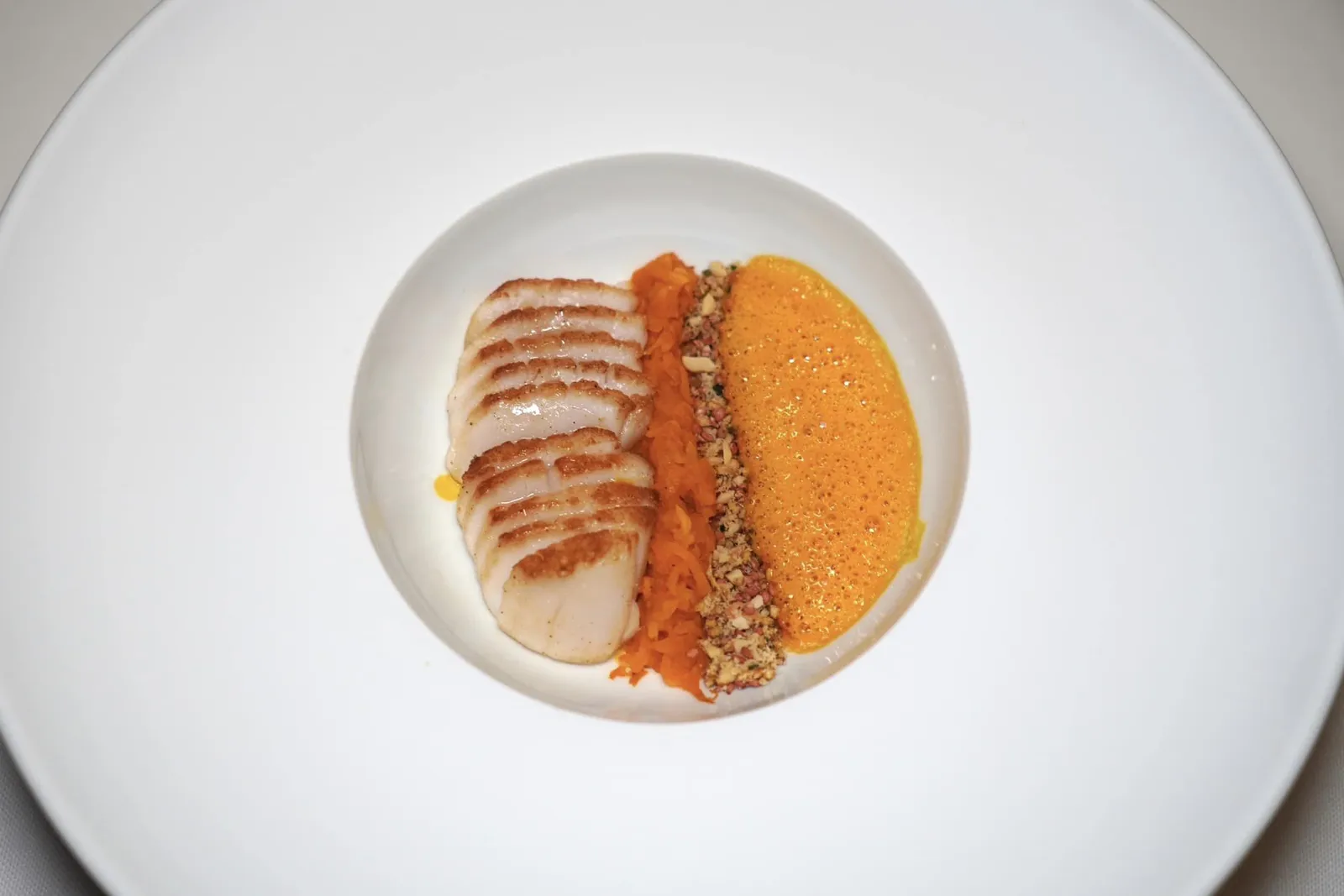 SCALLOP SQUASH - KIMCHI หอยเชลล์ที่ปรุงสุกกับเนยแล่มาเป็นชิ้น ๆ องค์ประกอบตรงกลางเตรียมมาจาก Potimaron มีลักษณะหวานคล้ายกันกับฟักทองน้ำเต้าที่เราคุ้นเคยกัน จากนั้นตกแต่งรสชาติด้วยกิมจิในสไตล์ของเอเชีย (16/20)