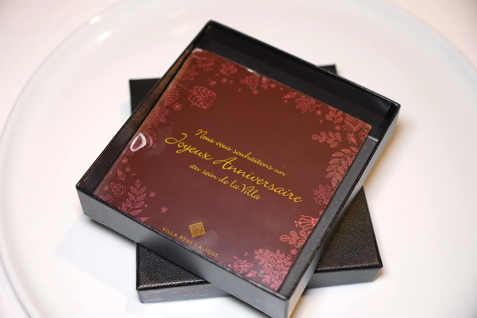 CHOCOLATE ใครที่ไปในโอกาสพิเศษทางร้านจะมอบ Chocolate เสิร์ฟมาในกล่องสี่เหลี่ยมจิ๋วเป็นของขวัญกลับบ้านด้วย