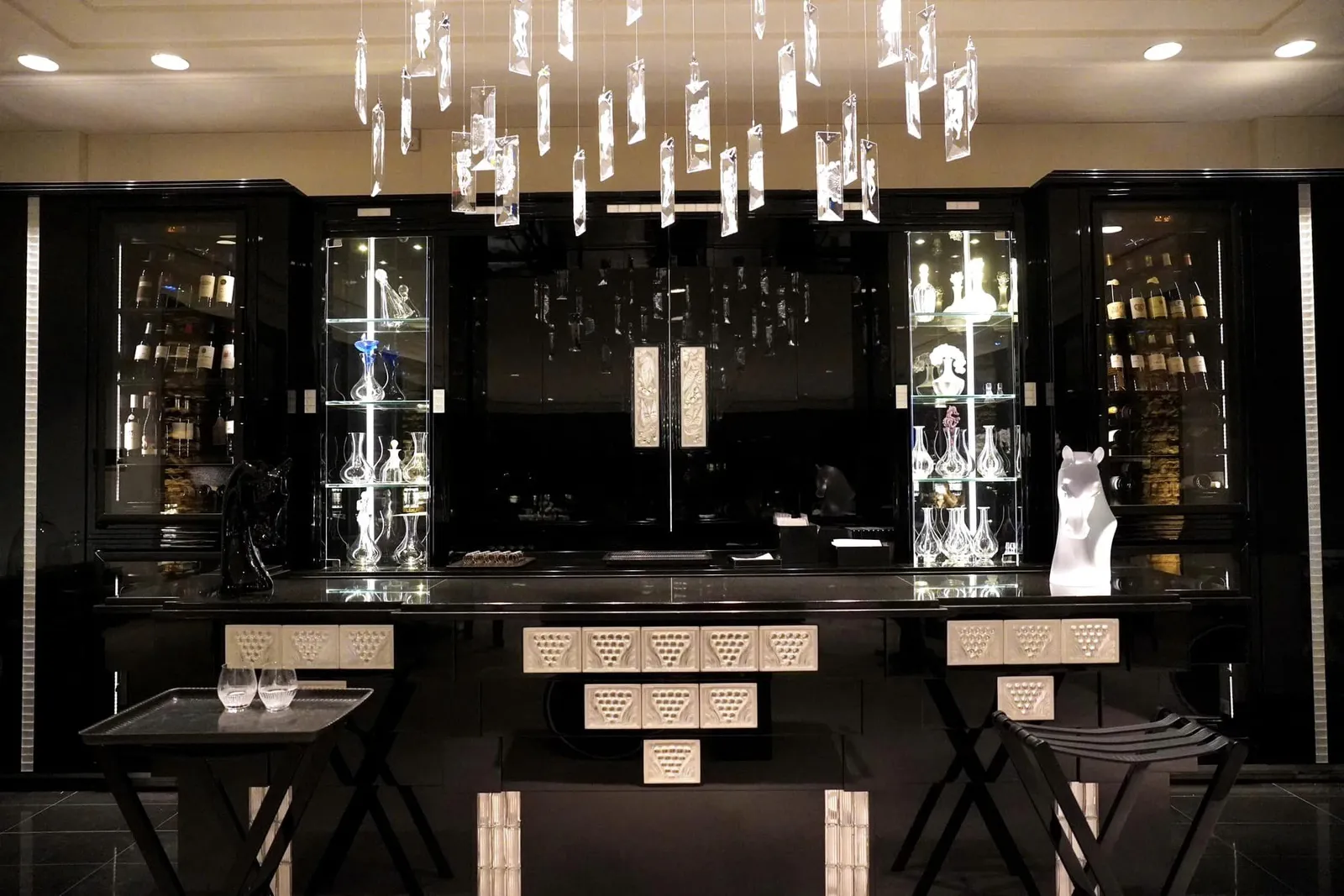 ภายในตกแต่งในสไตล์ Avant-garde สังเกตได้จากเสาหินทราย Vosges สีแดง ผนังทั้ง 3 ฝั่งกั้นด้วยกระจกใสสูงจากพื้นจรดเพดานมองออกไปเห็นสวนขนาด 6 เอเคอร์ซึ่งเต็มไปด้วยต้นไม้มากมายทั้งไฮเดรนเยีย, ต้นเกาลัด, ต้นเบิร์ช, ต้นบีช, ต้นโอ๊ค ต้นสน และต้นซีดาร์สีน้ำเงินแลดูร่มรื่นตาในช่วงมื้อกลางวัน