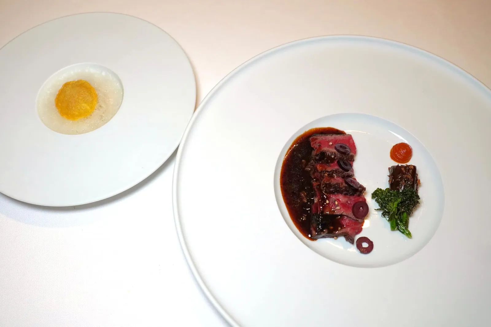 JERSIAIS BEEF MIRABEAU OLIVE - ANCHOVY - SHALLOT เนื้อวัวสายพันธุ์ Jersey เสิร์ฟมาที่ความสุกระดับ Medium Rare ข้าง ๆ คือ Beef Jus ช่วยเพิ่มความเข้มข้น (16/20)