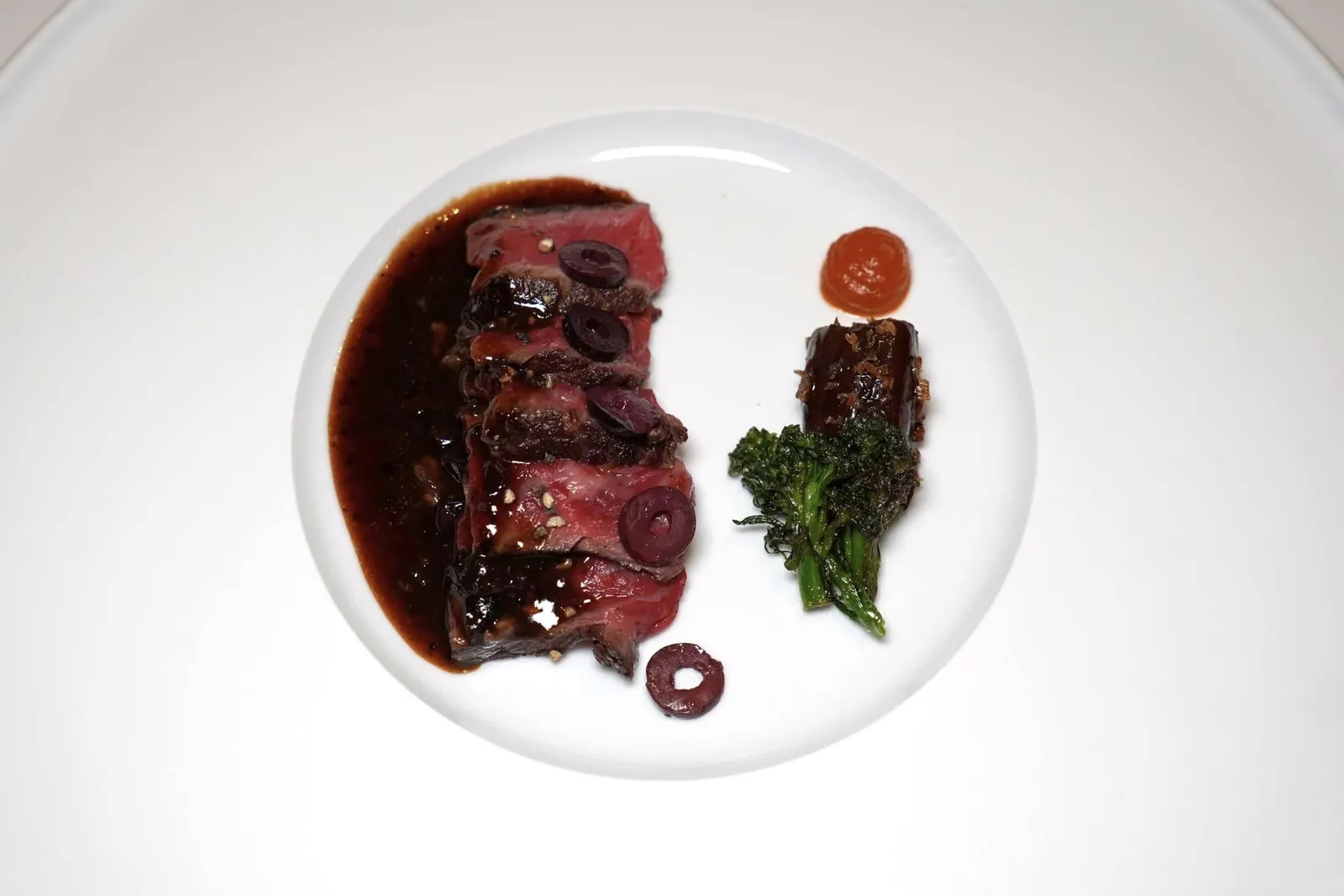 JERSIAIS BEEF MIRABEAU OLIVE - ANCHOVY - SHALLOT นอกจากนี้เชฟยังเลือกในสไตล์ Mirabeau หมายความว่าต้องมีอีก 2 องค์ประกอบหลักคือมะกอกและแองโชวี่นั่นเอง นอกจากนี้ยังมีองค์ประกอบของครีมมะเขือเทศและชิ้นหอมแดงรวมไปถึงบล็อคโคลี่ป่าอีกด้วย (16/20)