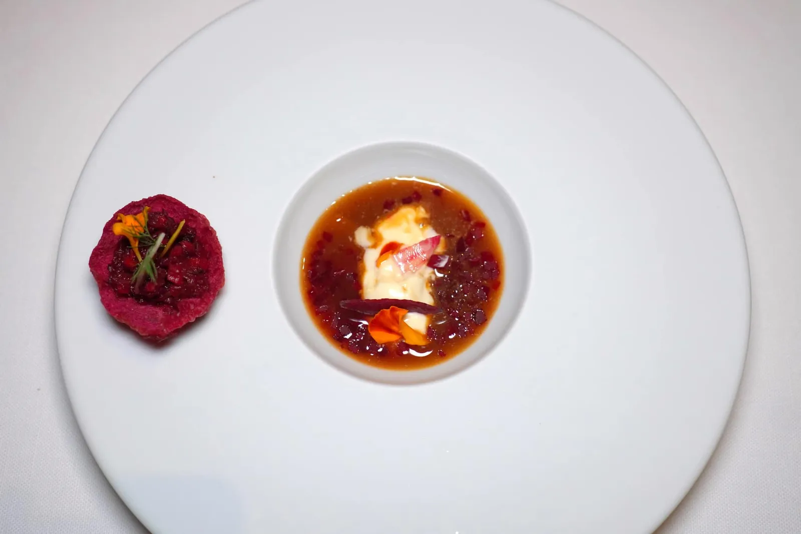 BEETROOT SYMPHONY ฝั่งซ้ายมือคือ Crispy Red Beetroot ตรงกลางคือเนื้อวัวให้ Earthy Aroma เด่นชัด ถัดมาตรงกลางคือ Raw Beetroot หรือบีทรูทดิบเสิร์ฟมากับ Double Cream รอบ ๆ คือซุปที่เตรียมมาจากเนื้อและบีทรูทเช่นกัน (18/20)