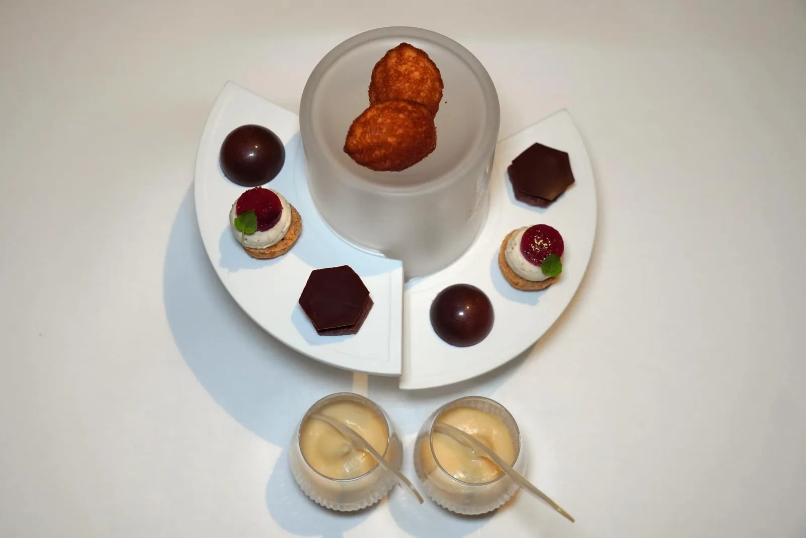 PETIT FOURS ปิดท้ายด้วยขนมหวานหลากหลายอย่างคือ Chestnut Honey Madeleine, Chocolate and Coffee, Puff Pastry with Cream and Fig, Gianduja Chocolate with Hazelnut สัดท้ายคือ William Pear Sherbet