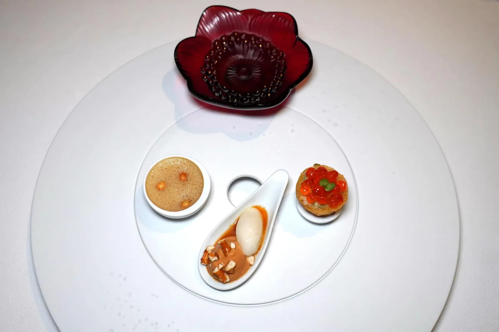 Amuse-bouche เริ่มต้นมื้ออาหารด้วย Crispy Potato หรือมันฝรั่งกรอบ ด้านในบรรจุ Rilette ปลาเทร้าต์ให้เนื้อสัมผัสที่ละเอียดคล้ายสำลีท็อปด้านบนด้วยไข่ปลาเทร้าต์อีกทีหนึ่ง คำที่สองคือ Like a Picon Bière เป็นเมนูที่เชฟอาศัยแรงบันดาลใจ เชฟนำเสนอมูสที่มีรสชาติขมวางมาข้างกันกับเชอร์เบทที่ทำมาจากเบียร์ ด้านบนท็อปด้วยขนมปัง Bretzel ตัดเป็นชิ้นเล็ก ๆ นั่นเอง สุดท้ายคือ Kirchtagssuppe ซึ่งเป็นซุปที่มีต้นกำเนิดมาจากประเทศ Austria บ้านเกิดของเชฟโดดเด่นด้วยความนุ่มของเนื้อไก่ผสมผสานไปกับอโรมาหอม ๆ ของแซฟฟรอนและซินนามอนให้รสชาติที่เข้มข้น อร่อยมาก ๆ (17/20)