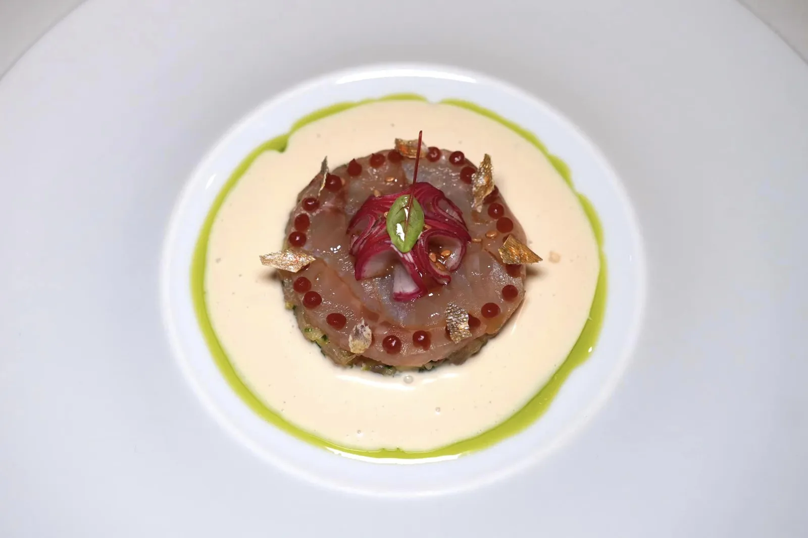 ARCTIC CHAR FROM SPARSBACH MARINATED RAW AND SMOKED - QUETSCHE Arctic Char จากฟาร์มในเมือง Sparsbach เสิร์ฟมา 2 รูปแบบที่แตกต่างกัน ด้านล่างคือเนื้อปลาดิบที่ผ่านกระบวนการหมักเสิร์ฟมากับแอปเปิ้ลเขียวหั่นเต๋าช่วยสร้างมิติทางเนื้อสัมผัส อีกส่วนหนึ่งคือเนื้อปลาที่ผ่านรมควันจนได้เนื้อสัมผัสที่เฟิร์มมากยิ่งขึ้น ด้านบนคือเจลที่เตรียมมาจาก Quetsche Plum ซึ่งเป็นพืชในตระกูลบ๊วยให้รสชาติออกเปรี้ยวตัดด้วยเนื้อสัมผัสของหนังปลา รอบ ๆ คือครีมซอสหอมมันตัดด้วยความฉุนเบา ๆ ของน้ำมันสมุนไพร (17/20)