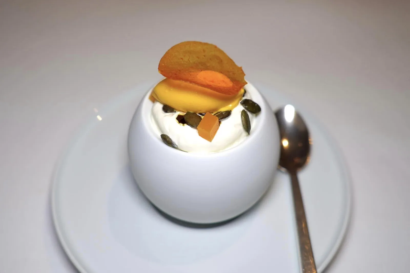 PRE-DESSERT ล้างปากก่อนเข้าสู่ของหวานด้วยซูคินี่ช่วยเรียกความสดชื่นและองค์ประกอบที่ให้รสชาติขมของส้ม ด้านบนท็อปด้วยครีมโยเกิร์ต เมล็ดซูคินี่ และไอศกรีมซูคินี่