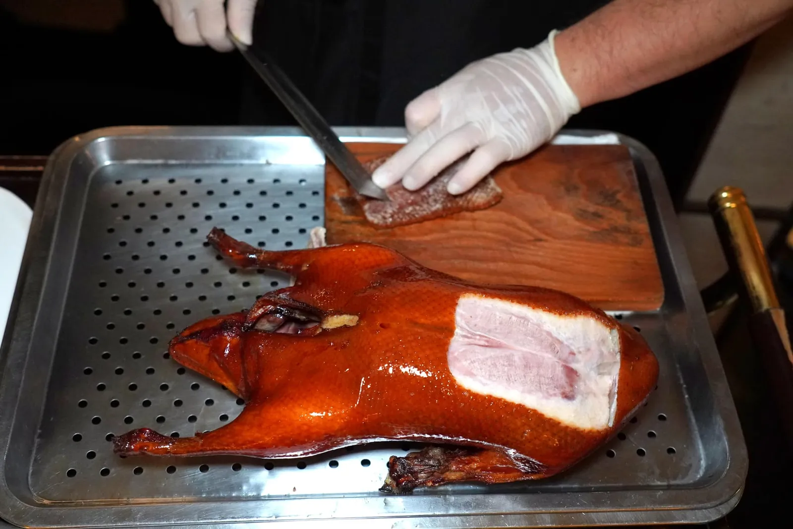 北京式烤鸭(二吃加 50 CNY++) (358 CNY++) Peking Duck (Two Preparation Method - Additional 50 CNY++) เชฟจะเริ่มต้นแล่ส่วนสำคัญคือบริเวณหนังอกของเป็ดพร้อมกับเลาะชั้นไขมันออกแล้วตัดบริเวณขอบออกให้เป็นชิ้นเท่า ๆ กัน (16/20)