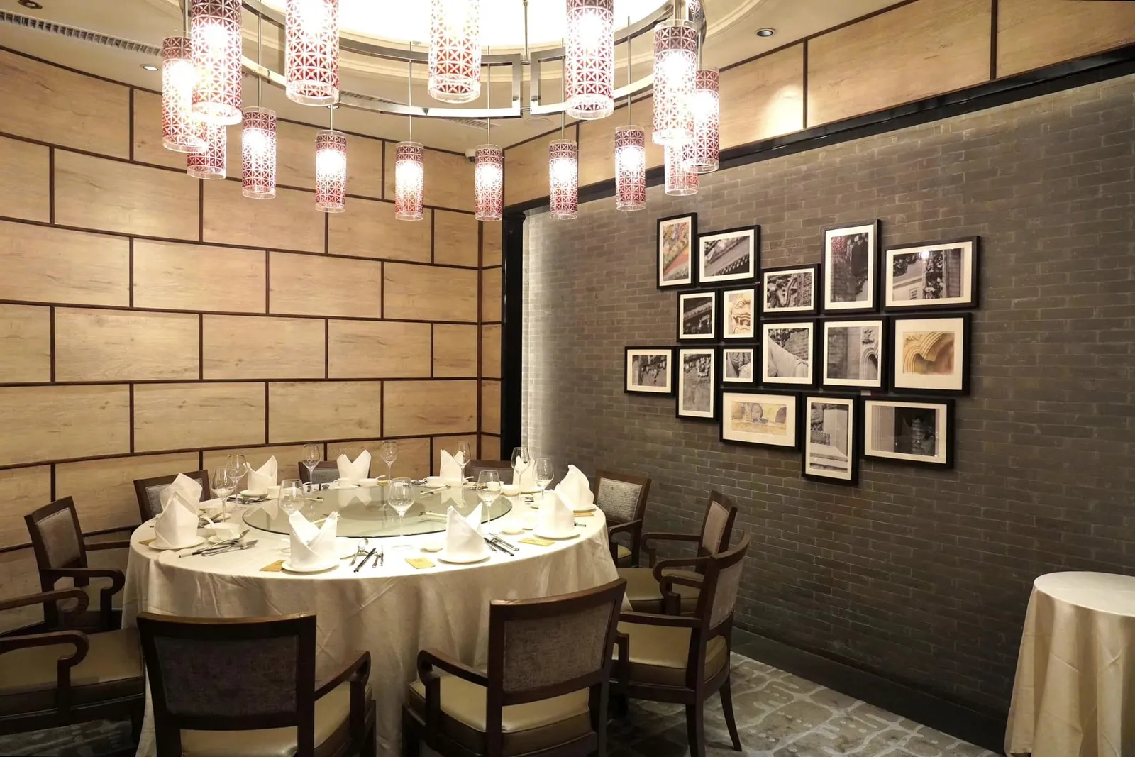 สำหรับใครที่สนใจสามารถโทรไปเพื่อขอจองโต๊ะโดยใช้ภาษาจีนกับทางร้านโดยตรงหรือส่งอีเมลล์ไปที่ร้านเป็นภาษาอังกฤษพร้อมกับระบุวันที่ เวลา และจำนวนคนที่ไปก็ได้เช่นกัน เราขอเน้นย้ำว่าให้ระวังการสับสนกับห้องอาหาร Imperial Treasure Fine Teochew Cuisine เจ้าของรางวัล 🌟 1 MICHELIN Star ซึ่งเน้นเสิร์ฟอาหารจีนแต้จิ๋วเป็นหลักและตั้งอยู่ในห้างสรรพสินค้า Taikoo Hui บนถนน Tianhe