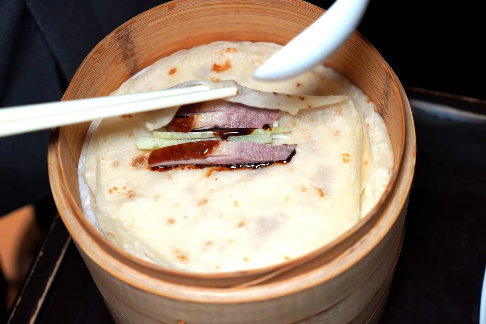 北京式烤鸭(二吃加 50 CNY++) (358 CNY++) Peking Duck (Two Preparation Method - Additional 50 CNY++) แผ่นแป้งสำหรับเป็ดปักกิ่งมีความหนาพอเหมาะ รับประทานง่าย ไม่เหนียว (ใครที่ขอแผ่นแป้งเพิ่มจะมีค่าบริการเพิ่มเติมเล็กน้อย) (16/20)
