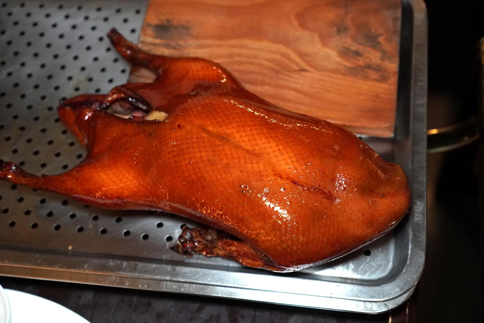 北京式烤鸭(二吃加 50 CNY++) (358 CNY++) Peking Duck (Two Preparation Method - Additional 50 CNY++) หนึ่งในเมนูแนะนำประจำร้านคือเป็ดปักกิ่งที่ผ่านการย่างมาโดยอาศัยเทคนิคขั้นยอดทางร้านเสิร์ฟมาทั้งตัวในราคาจับต้องได้ (16/20)