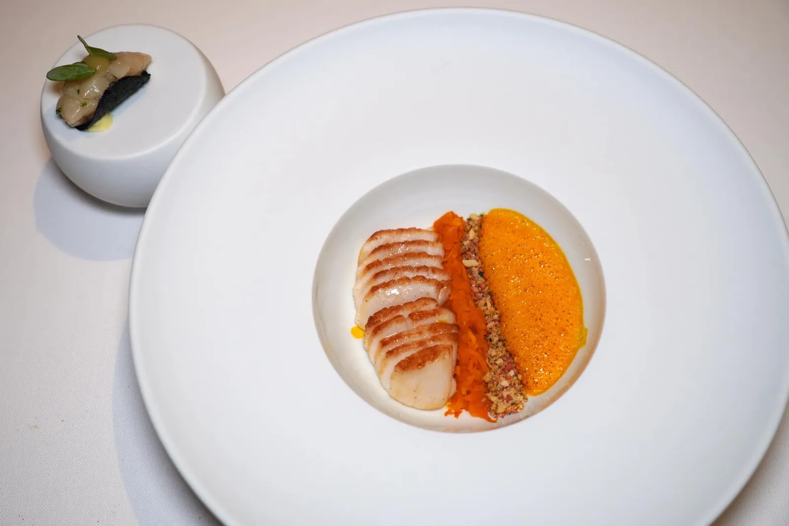 SCALLOP SQUASH - KIMCHI คอร์สนี้เป็นองค์ประกอบของหอยเชลล์และกิมจิ (16/20)