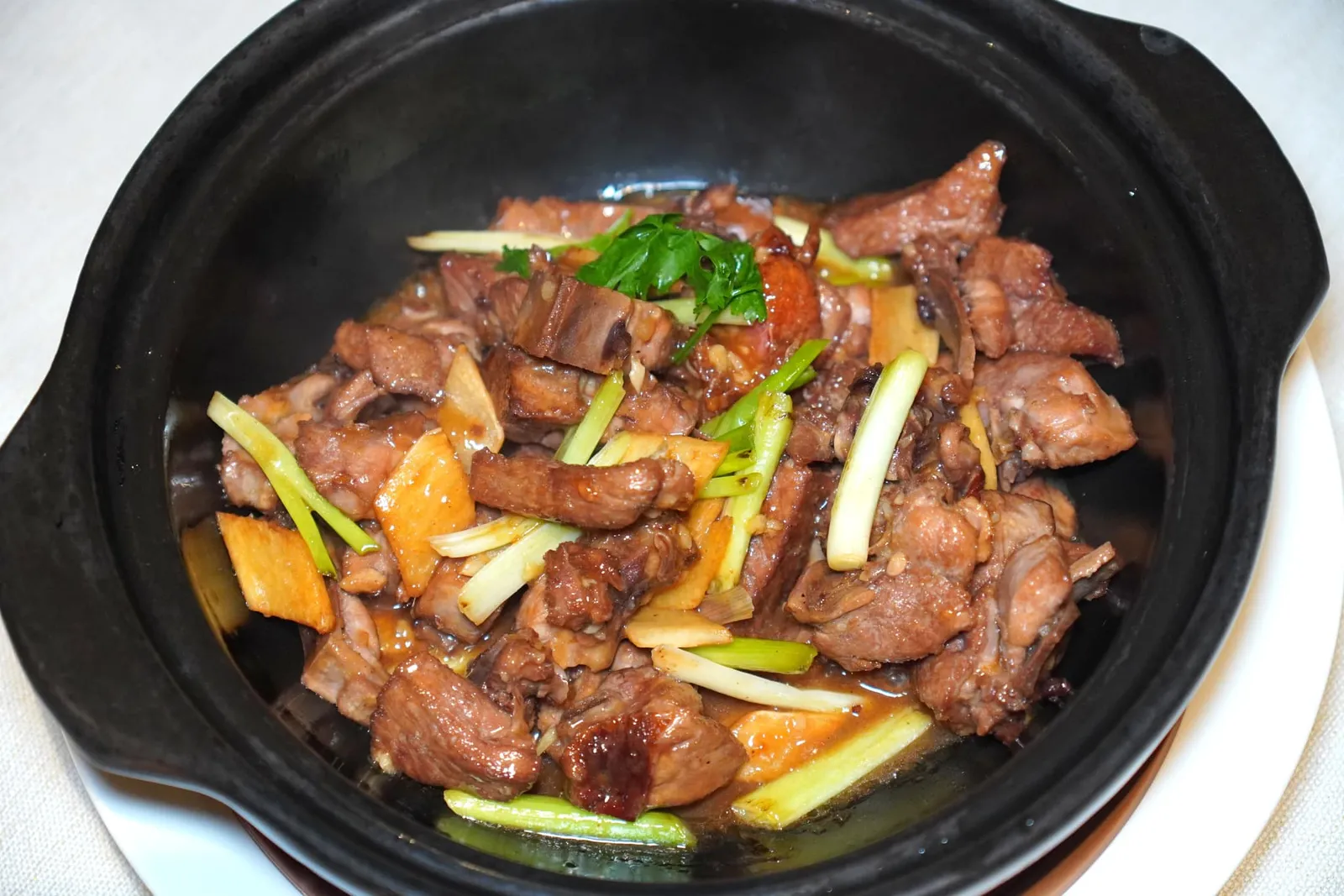 北京式烤鸭(二吃加 50 CNY++) (358 CNY++) Peking Duck (Two Preparation Method - Additional 50 CNY++) ส่วนเนื้อเป็ดที่เหลือทางร้านแนะนำให้เลือกไปผัดพริกไทยดำแล้วเสิร์ฟมาในหม้อร้อน ๆ (15/20)