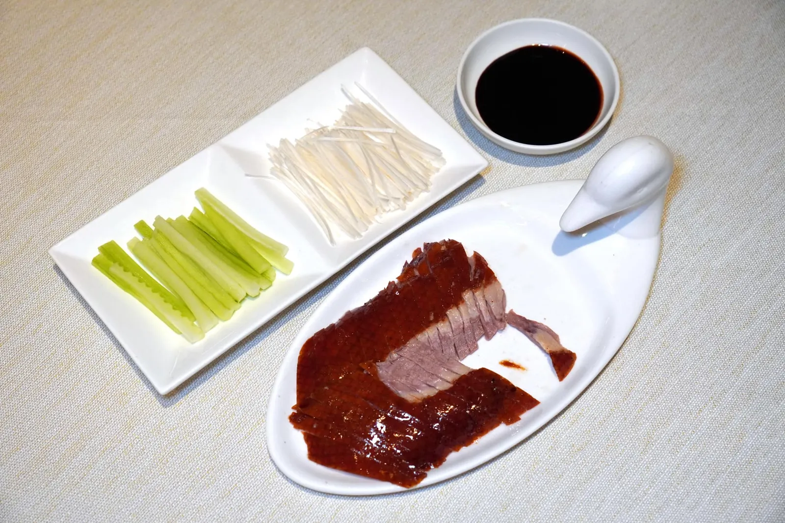 北京式烤鸭(二吃加 50 CNY++) (358 CNY++) Peking Duck (Two Preparation Method - Additional 50 CNY++) ถัดมาจึงเริ่มแล่เป็ดส่วนอื่น ๆ เสิร์ฟมาในจานแบบติดเนื้อคู่กับกับซอสฮอยซินรสเลิศ แตงกวา และต้นหอม (16/20)
