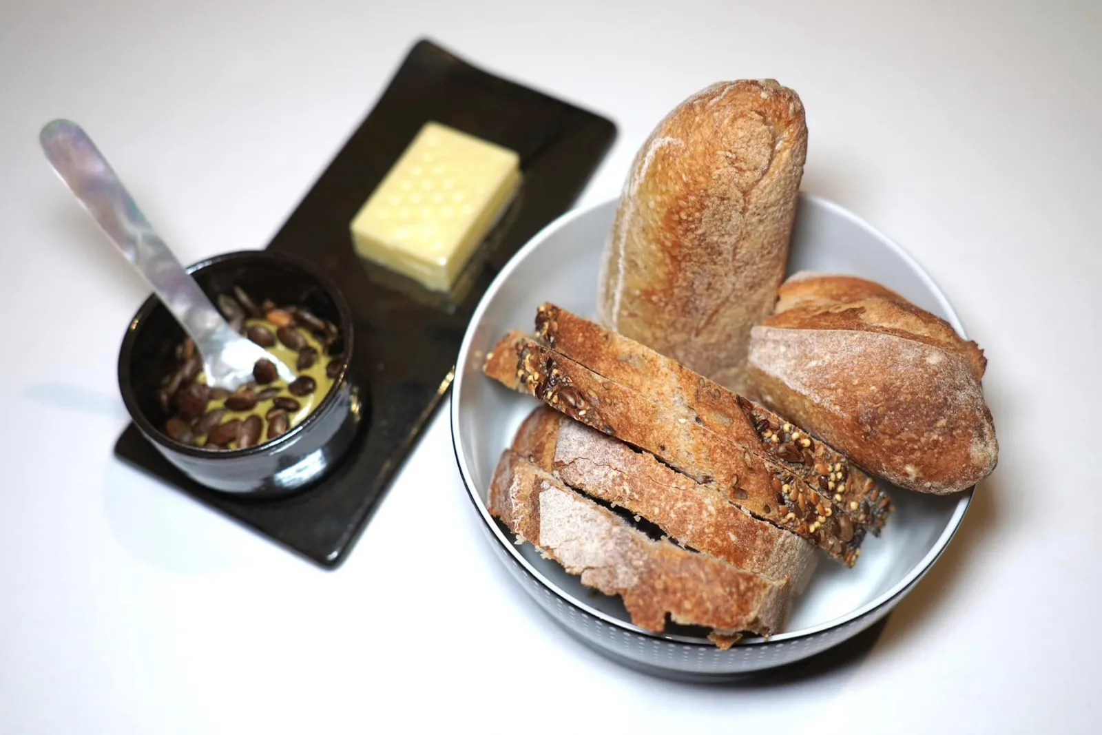 BREAD AND BUTTER ตลอดมื้อพนักงานจะนำเสิร์ฟขนมปังหลายชนิดทั้ง Baguette, Potato Bread และ Cerial Bread มาคู่กันกับเนย นอกจากนี้ยังมีเมล็ดธัญพืชและครีมฟักทอง