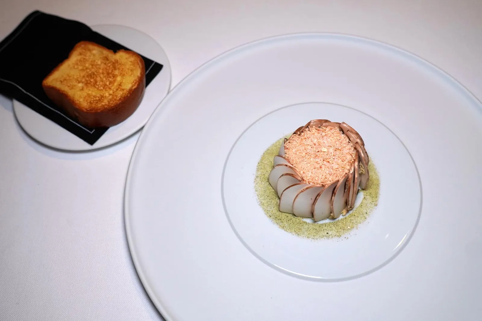 DUCK FOIE GRAS BUTTON MUSHROOMS - LEMONCURD - BRIOCHE เริ่มต้นคอร์สแรกด้วยฟัวกราส์ตับเป็ดซึ่งเป็นของขึ้นชื่อของภูมิภาค Alsace เตรียมมาในลักษณะของรอแยลเนื้อเนียนละมุน จากนั้นวางองค์ประกอบล้อมรอบด้วยเห็ดกระดุมฝานเป็นชิ้นบาง ๆ วางเรียงต่อกันช่วยสร้างมิติทางเนื้อสัมผัสที่ลงตัว (18/20)