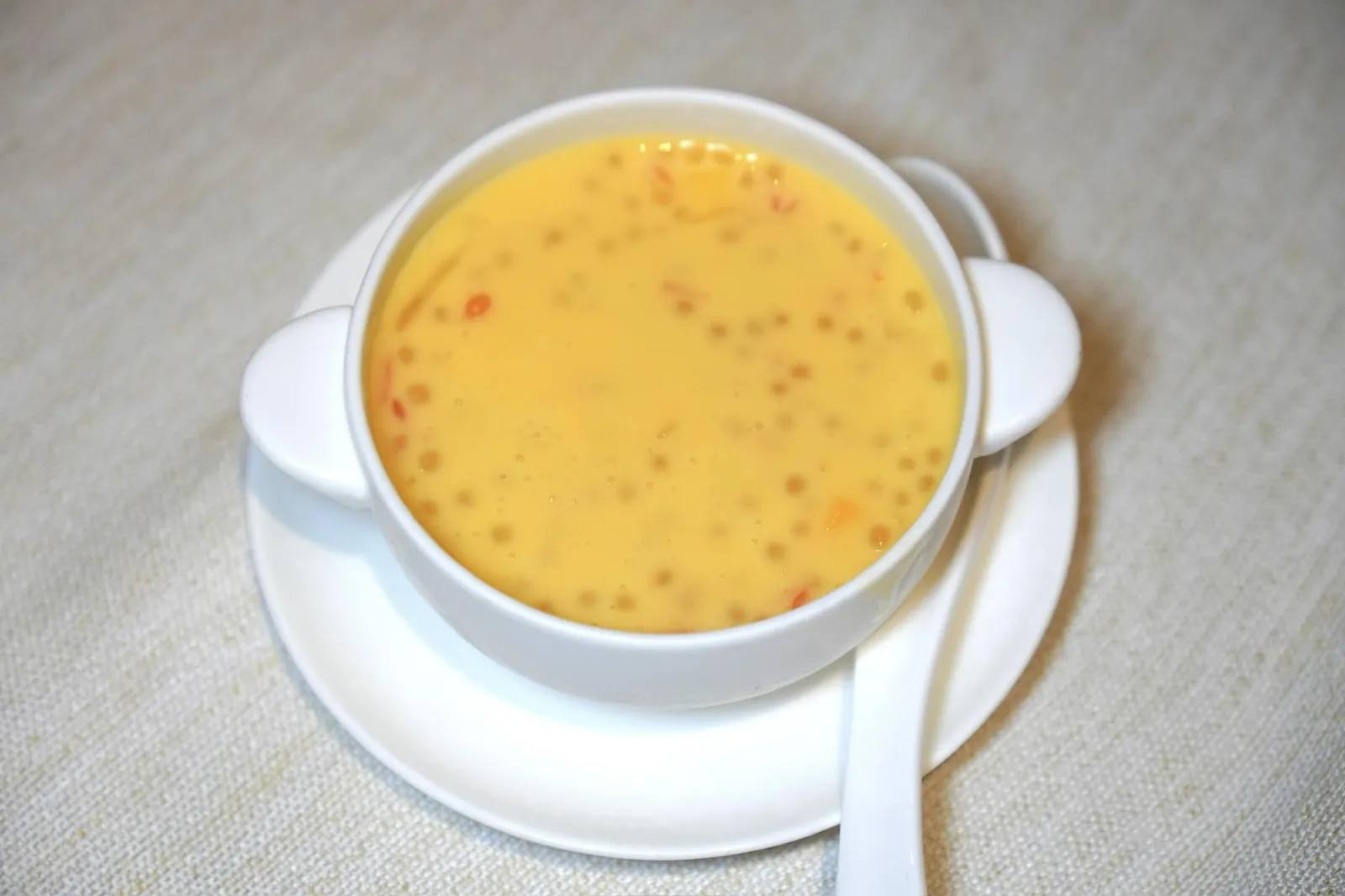 杨枝甘露 (50 CNY++) Mango Sago with Pomelo สาคูมะม่วงรสชาติเปรี้ยวหวานสดชื่นตามมาตรฐานห้องอาหารจีนกวางตุ้งชั้นดี ทั้งยังมีความกรอบของส้มโอตัดกันกับความหนึบของสาคูอีกด้วย (15/20)