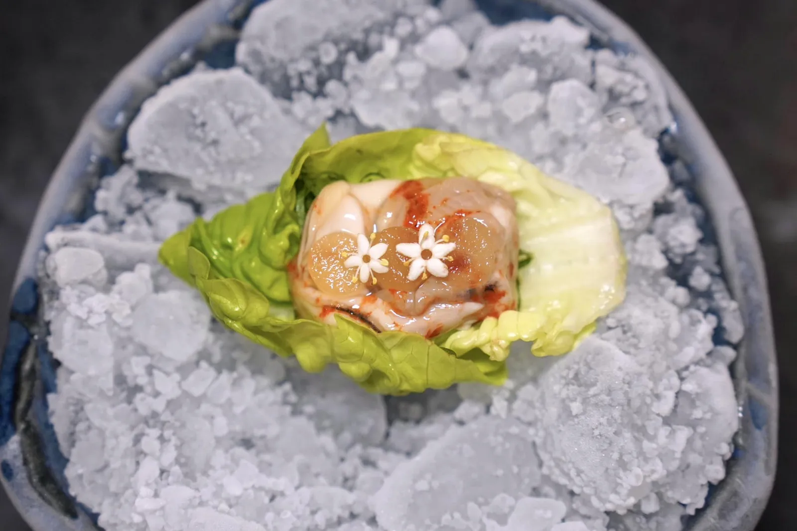 OYSTER KIMCHI 글 김치 Gul Kimchi เป็นกิมจิเพียงไม่กี่รูปแบบที่มีโปรตีนหลักอย่างหอยนางรมใส่ลงไปกับผักดองด้วย อย่างไรก็ตามเชฟ Henry เล่าว่าตั้งแต่เขาเดินทางมายังประเทศไทยเขาไม่สามารถหาชิม Gul Kimchi ได้เลย เชฟ Henry จึงตั้งใจนำเสนอออกมาในรูปแบบของตัวเองโดยใช้หอยนางรม Majestic Oyster นำเข้าจากประเทศไอร์แลนด์ดองกับกิมจินานถึง 6 วัน ด้านล่างรองด้วยผัก Baby Cos กรอบ ๆ ช่วยสร้างมิติทางเนื้อสัมผัสที่ดี นอกจากนี้ยังมีความฉุนของ Perilla Leaf หรือที่คนไทยคุ้นหูในชื่อของใบชิโสะคลุกเคล้ากับน้ำมันงา ด้านบนท็อปด้วย Danmuji หรือแรดิชดองคล้ายกันกับ Takuan ของประเทศญี่ปุ่นโดยเชฟใช้ระยะเวลาการดองนานถึง 1 เดือนแล้วนำมาหั่นเป็นชิ้นกลมเล็ก ๆ จำนวน 3 ชิ้นนั่นเอง (14/20)