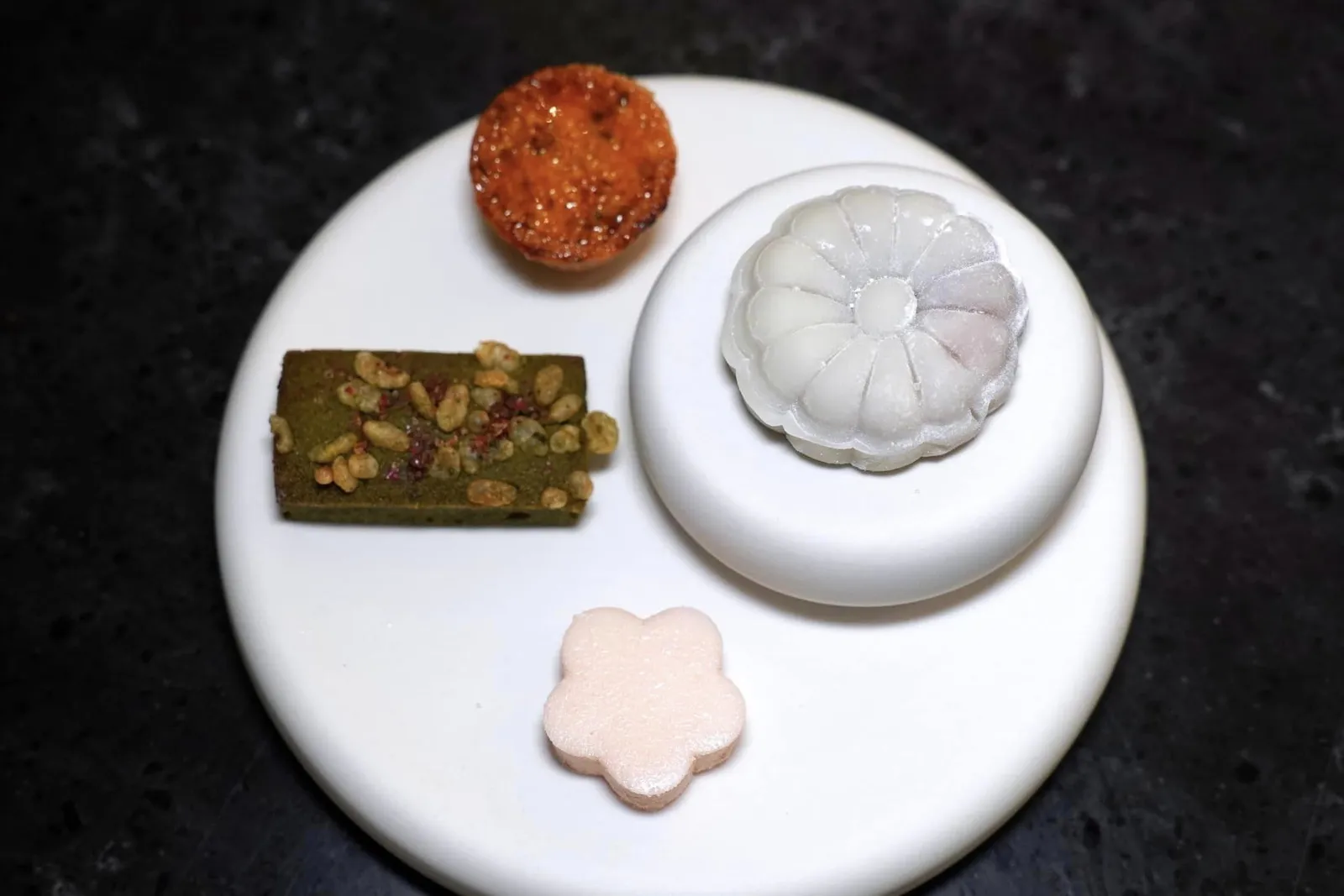 ปิดท้ายด้วยขนมหวาน 4 อย่างเริ่มต้นจาก Makgeolli Marshmallow นุ่มหนึบโดย Makgeolli เผ็นเครื่องดื่มแอลกอฮอล์ของประเทศเกาหลี ถัดไปคือ Matcha Financier ที่มีเนื้อสัมผัสถูกต้องตามตำรา ยังมี Banana-Passion Fruit Tart ที่ผ่านการทอร์ชไฟจนผิวด้านบนกรอบ สุดท้ายคือ Chestnut and Apricot Moji วางมาอยู่บนสุด