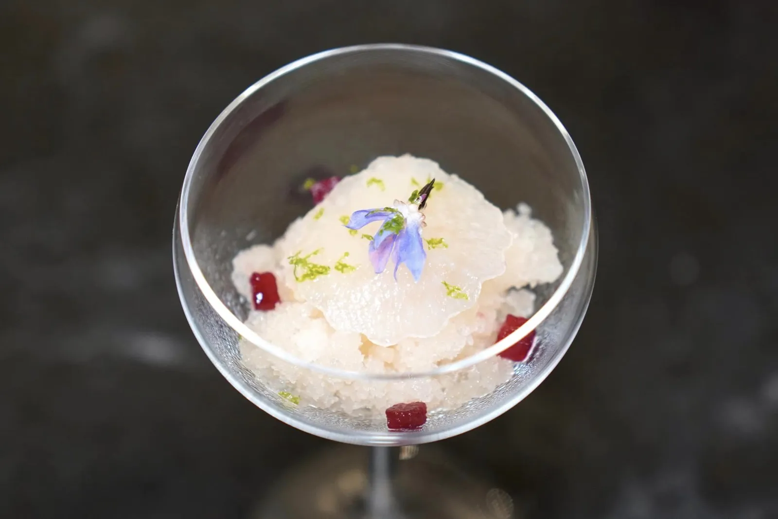 Dongchimi Granita 동치미그라니타 ล้างปากด้วย Dongchimi หรือแรดิชขาวดองสไตล์เกาหลีหั่นเป็นชิ้นเต๋า นอกจากนี้ยังมีน้ำดองที่เสิร์ฟมาในลักษณะของกรานิต้าช่วยเรียกความสดชื่นได้ดี ด้านบนท็อปด้วยแรดิชดอง ผิวมะนาว ดอกโบราจ และองค์ประกอบสีแดงที่เตรียมมาจากลูกแพร์เกาหลีที่ผ่านการเคี่ยวในน้ำทับทิม (15/20)