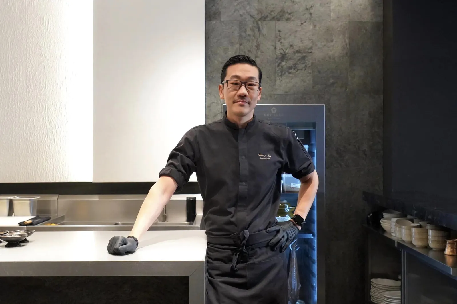 🎗 Henry Lee เกิดและเติบโตที่นคร Toronto ประเทศแคนาดา เขาเรียนจบการศึกษาเกี่ยวกับการอาหารจาก George Brown College ก่อนจะเดินทางมายังประเทศไทยเพื่ออาศัยอยู่กับภรรยาเป็นระยะเวลากว่า 8 ปีแล้ว อย่างไรก็ตามตลอดเส้นทางชีวิตเขามีความคุ้นเคยและเชี่ยวชาญการอาหารเกาหลีพื้นบ้านก่อนจะถูกชักชวนให้ย้ายมาควบคุมโปรเจคห้องอาหารเกาหลีร่วมสมัยแห่งแรกของประเทศไทย
