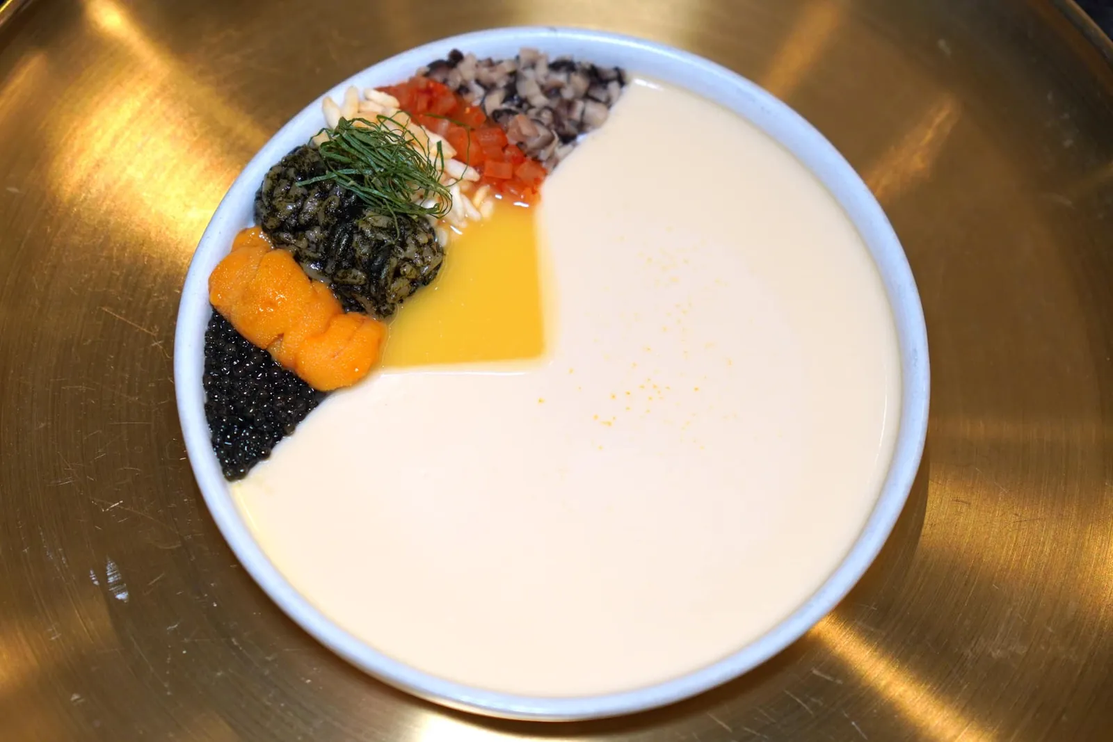 BIBIMBAP 비빔밥 Bibambap หรือข้าวยำเกาหลีเป็นเมนูที่สร้างชื่อให้กับห้องอาหาร Juksunchae ตรงกลางคือ Uni Egg Custard มีลักษณะเป็นไข่ตุ๋นเนื้อเนียนบะมุน มีกลิ่นหอมและความครีมมี่โดดเด่น ข้าง ๆ กันคือ Prunier Caviar จากประเทศฝรั่งเศส, Uni สด ๆ จากจังหวัด Hokkaido, ข้าวปรุงรส, ข้าวพองกรอบ, กิมจิโฮมเมด และเห็ดชิทาเกะตุ๋น ด้านบนท็อปด้วย Perilla Leaf หรือใบชิโสะซอยมาบาง ๆ จากนั้นพนักงานจะเทราดซอส Kimchi Buerre Blanc ลงไปตรงกลาง วิธีรับประทานให้คลุกเคล้าทุกอย่างเข้าด้วยกันเพื่อสัมผัสถึงความหลากหลายของกลิ่นและรสชาติที่มีอยู่ในจาน ๆ เดียว (15/20)
