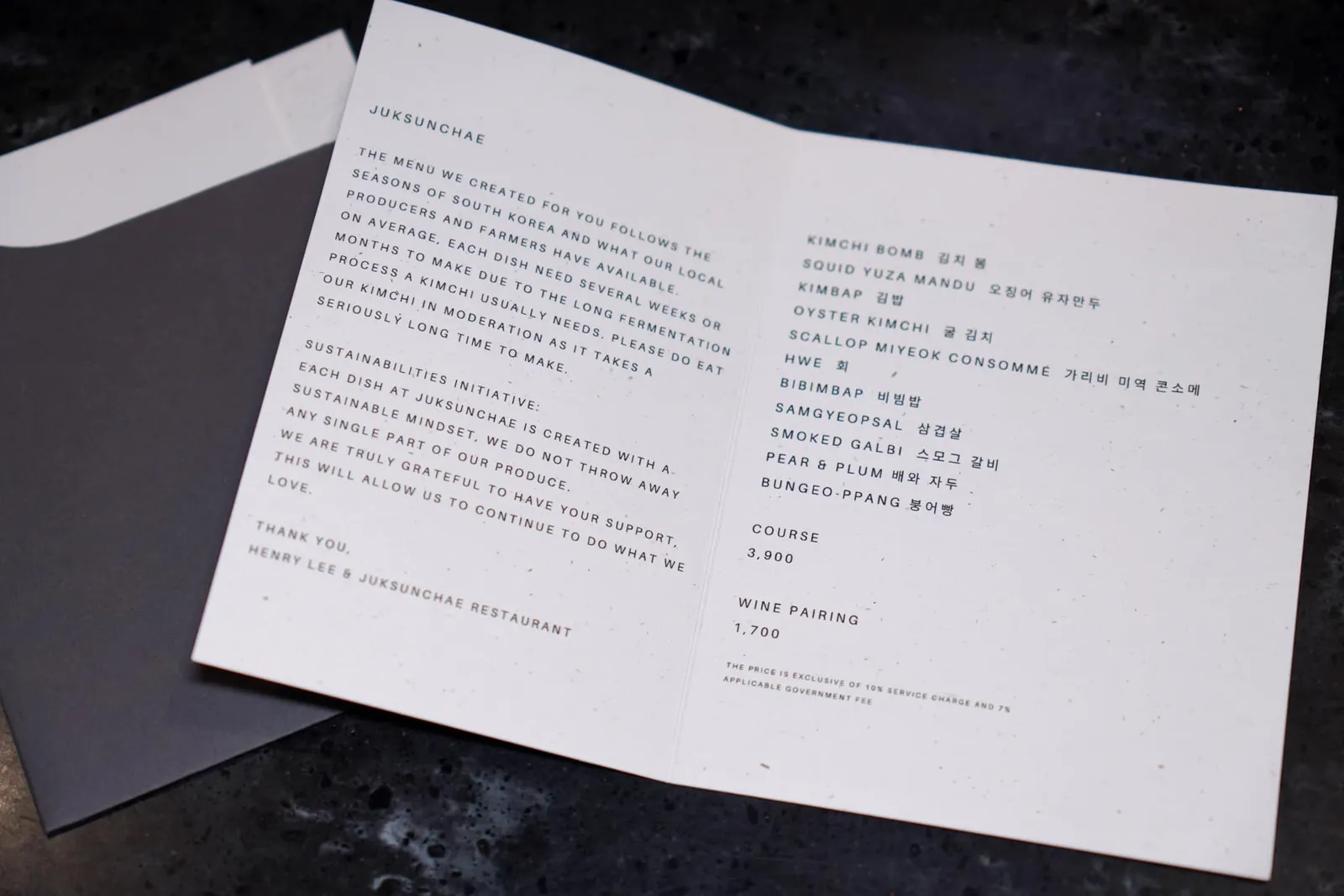 ห้องอาหาร Juksunchae ได้หยิบยกเมนูเกาหลีที่เราคนไทยอาจคุ้นหูกันดีอย่างเช่นคิมบับ, กิมจิ, ฮเว และบิบิมบับมาปรับรูปแบบหน้าตาและการนำเสนอเสียใหม่แต่ยังคงไว้ซึ่งวัตถุดิบหลักสำคัญของทุก ๆ จานได้อย่างน่าประทับใจในราคาเพียง 3,900++ ต่ออาหาร 11 คอร์ส นอกจากนี้ทางร้านยังนำเสนอการจับคู่ไวน์มาในราคาเพียง 1,700++ เท่านั้น