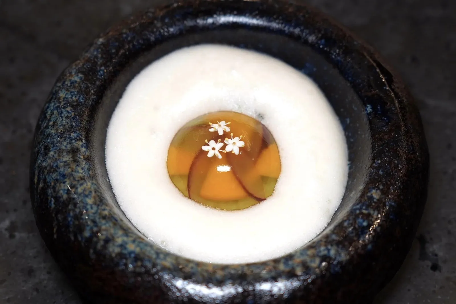PEAR & PLUM 배와 자두 ของหวานจานแรกเชฟนำเสนอลูกแพร์ในรูปแบบเจลลี่มาคู่กับกรานิต้าแอปเปิ้ลเขียว แอปเปิ้ลคอมโพต รอบ ๆ คือโฟมที่มีความสดชื่นของขิงและ Yuja หรือยูซุที่เรารู้จักกันดีนั่นเอง (15/20)