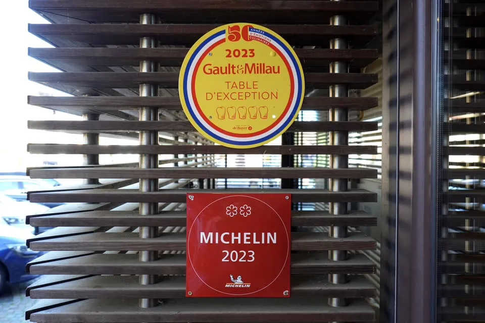 🌟🌟 2 MICHELIN Stars - 2 ดาวมิชลิน 🏵️🏵️🏵️🏵️🏵️ Membre de l'Académie Gault&Millau - สมาชิกของสมาคมโก&มีโย