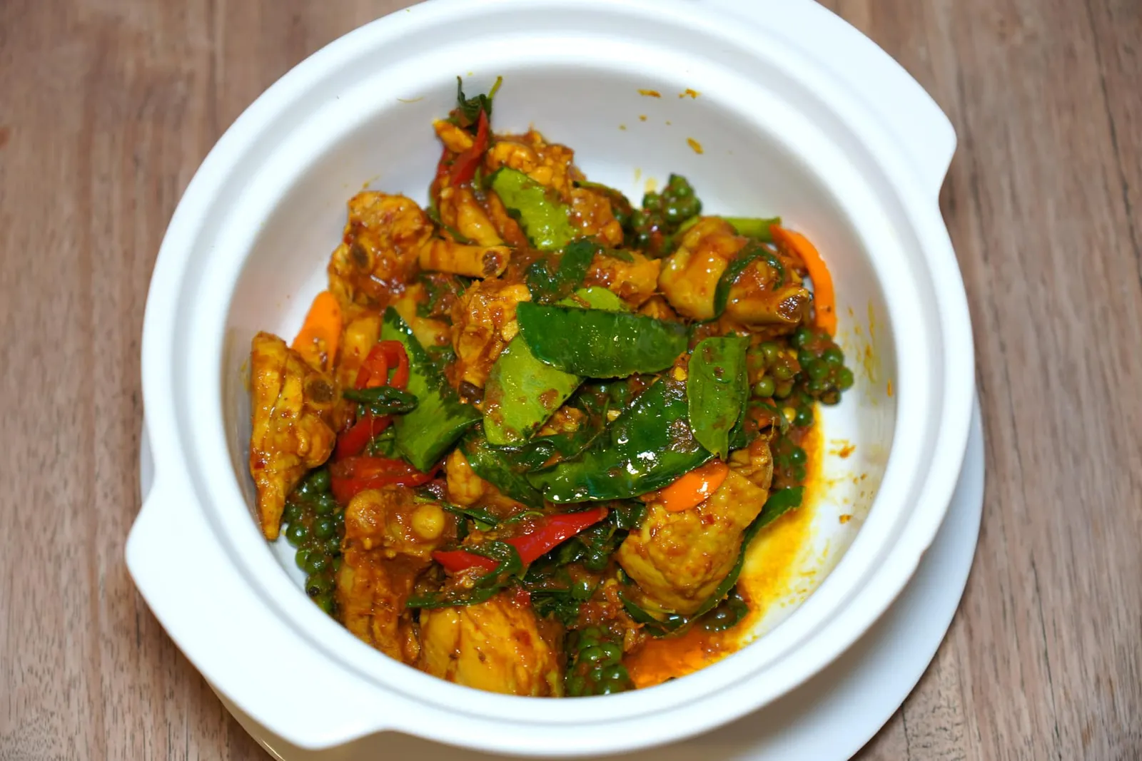 ไก่บ้านทุ่ง (250++) ไก่สับมาเป็นชิ้น ๆ สุกกำลังดีสังเกตได้จากเนื้อสัมผัสที่นุ่มและฉ่ำ ทางร้านคลุกเคล้ามากับกระชายและใบมะกรูดจนได้ความเผ็ดร้อนที่ไม่เหมือนใคร อร่อยสมกัยเป็นเมนูแนะนำประจำร้าน (14/20)