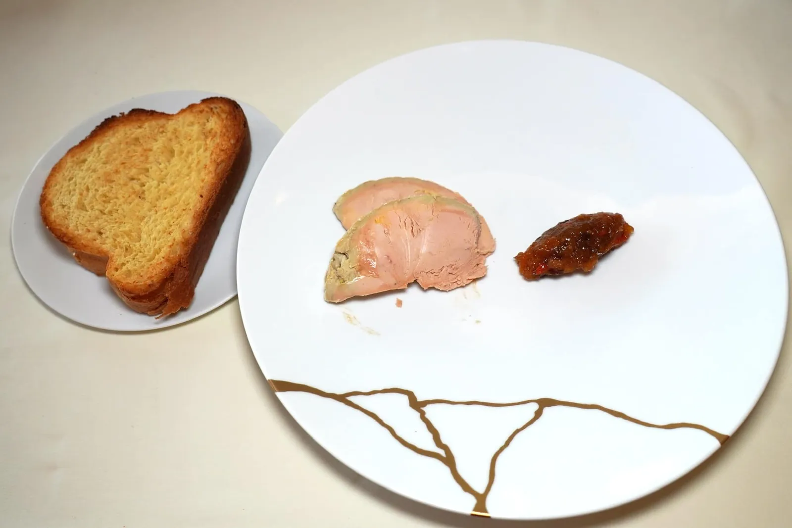 La terrine de foie gras d'oie servie à la cuillère, confit aux fruits de saison et Langhopf toasté ข้าง ๆ กันคือ Seasonal Compote คล้ายกันกับ Berawecka หรือเค้กผลไม้ท้องถิ่นโดยเชฟได้เตรียมมาจากผลไม้แห้งอย่างเช่นแอปริคอตให้รสเปรี้ยวหวานตัดกัน นอกจากนี้ยังมีขนมปังย่างมาให้ผิวกรอบด้านนอกเพียงเล็กน้อย (17/20)