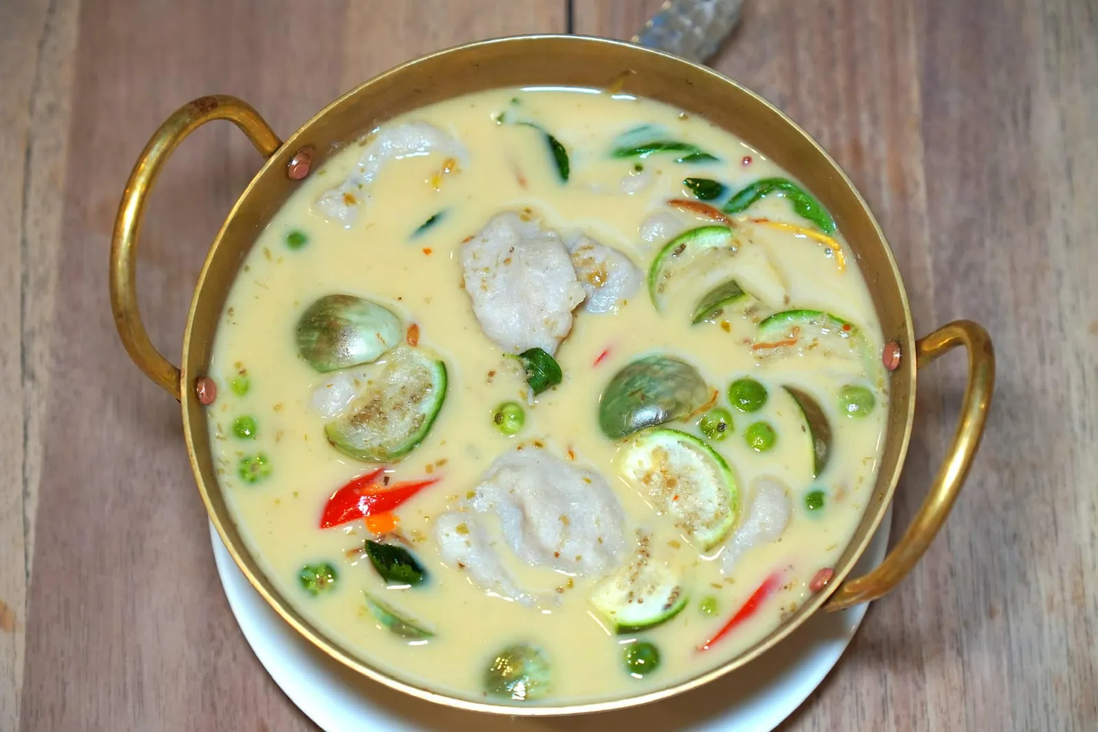 แกงเขียวหวานลูกชิ้นปลากราย (300++) เมนูแกงเขียวหวานที่ทางร้านเตรียมเองจับคู่กันกับลูกชิ้นปลากรายนวดเองให้เนื้อสัมผัสเด้งหนึบสู้ฟันแต่ไร้ซึ่งความเหนียว ตัวแกงมีความเข้มข้นที่พอเหมาะ อร่อยจนแทบหยุดชิมไม่ได้ (14/20)