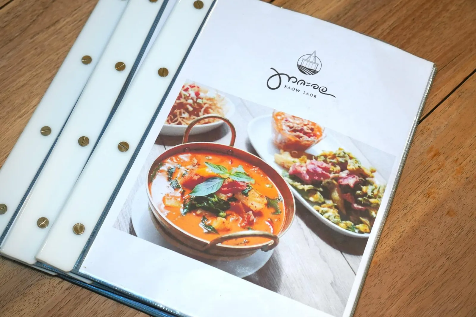 ขาวละออ เป็นร้านอาหารไทยที่ตั้งอยู่ในจังหวัดพระนครศรีอยุธยาโดยตัวร้านได้ชื่อมาจากคุณยายลออเจ้าของสูตรและเป็นคุณยายแท้ ๆ ของเจ้าของร้าน