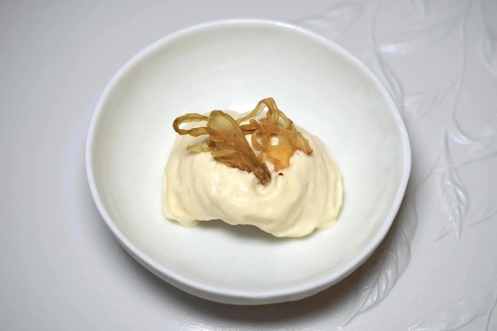 Amuse-bouche เริ่มต้นมื้ออาหารด้วยเนื้อปูหวาน ๆ ท็อปด้วย Mayonnaise หอม มัน เปรี้ยวนิด ๆ และชิ้นเฟนเนลกรอบ ๆ (18/20)